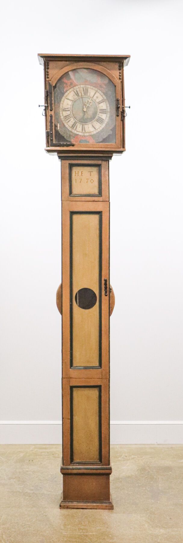 Null Horloge de parquet en bois peint beige bi-ton et filet de bois noirci.
Le m&hellip;