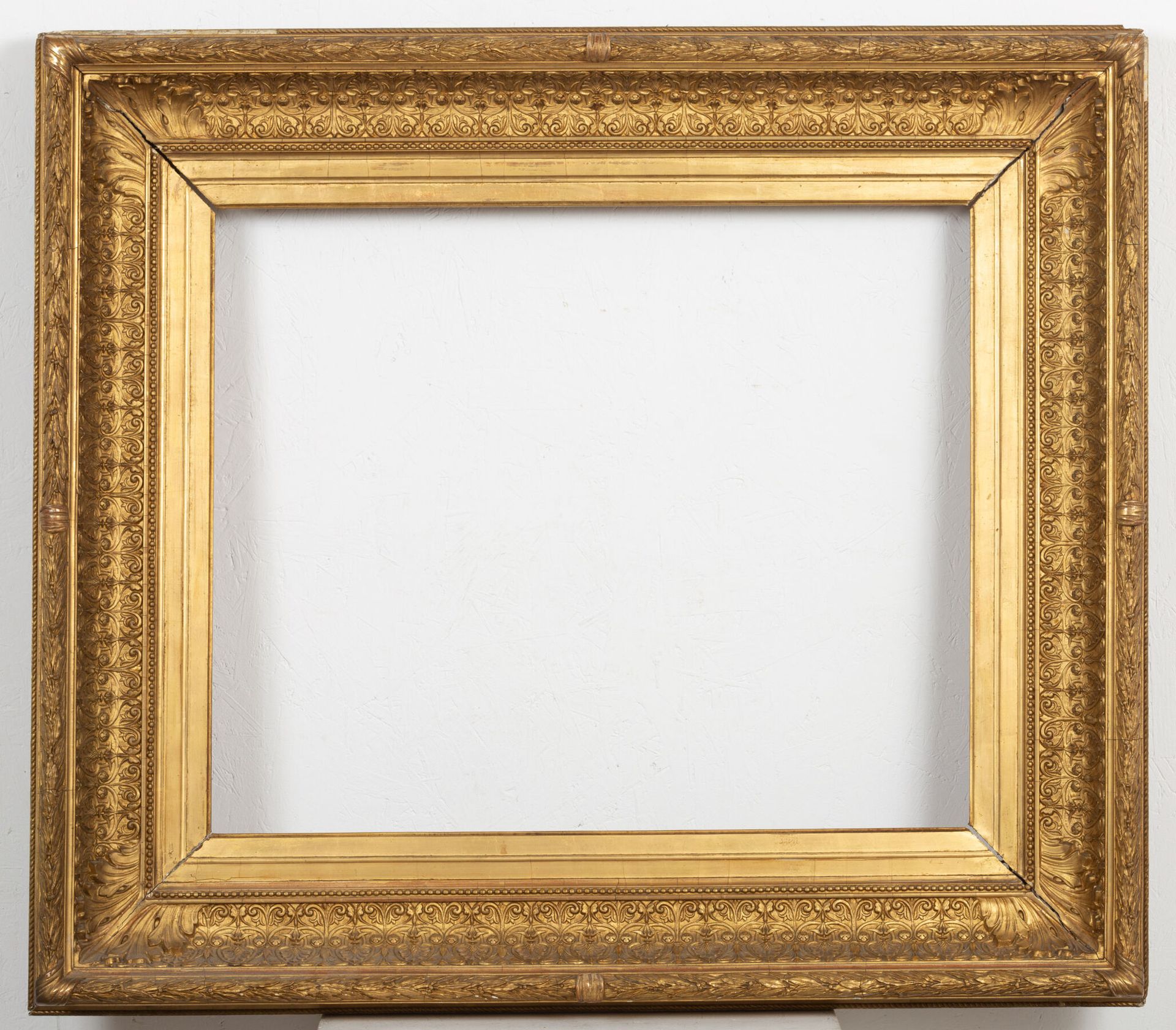 Null Large rectangular wood and gilded stucco frame decorated with foliage and p&hellip;