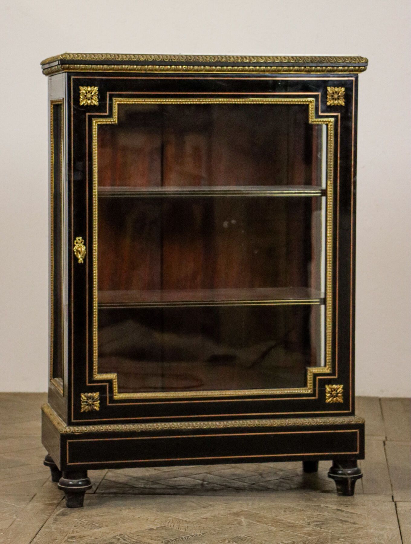 Null 发黑的木质展示柜。 
白色大理石桌面。
拿破仑三世时期。 
高_121厘米，宽_85厘米，深_43.5厘米
