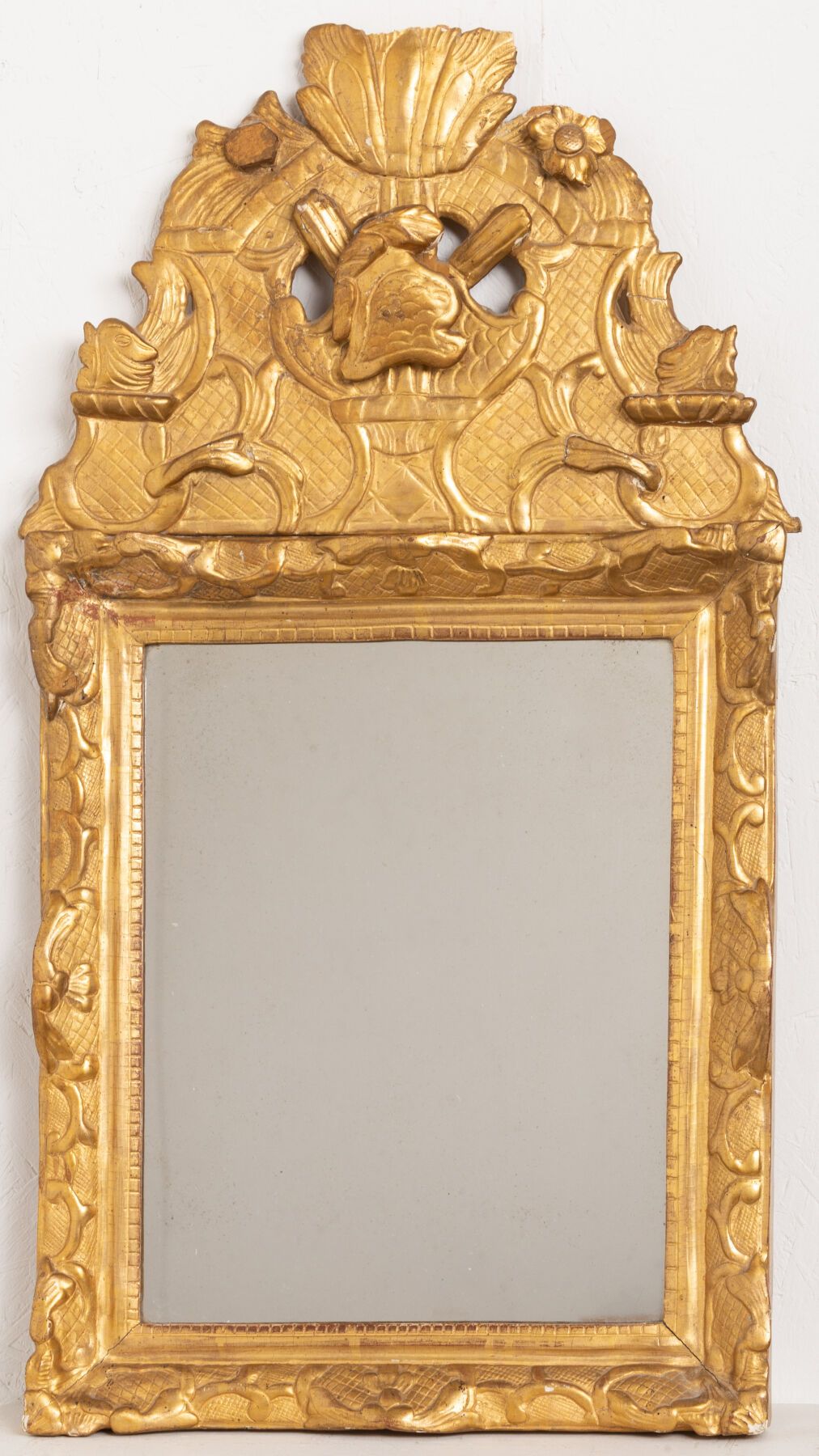 Null Giebelspiegel aus vergoldetem Holz, der Giebel ist mit Blumen und Palmen ve&hellip;