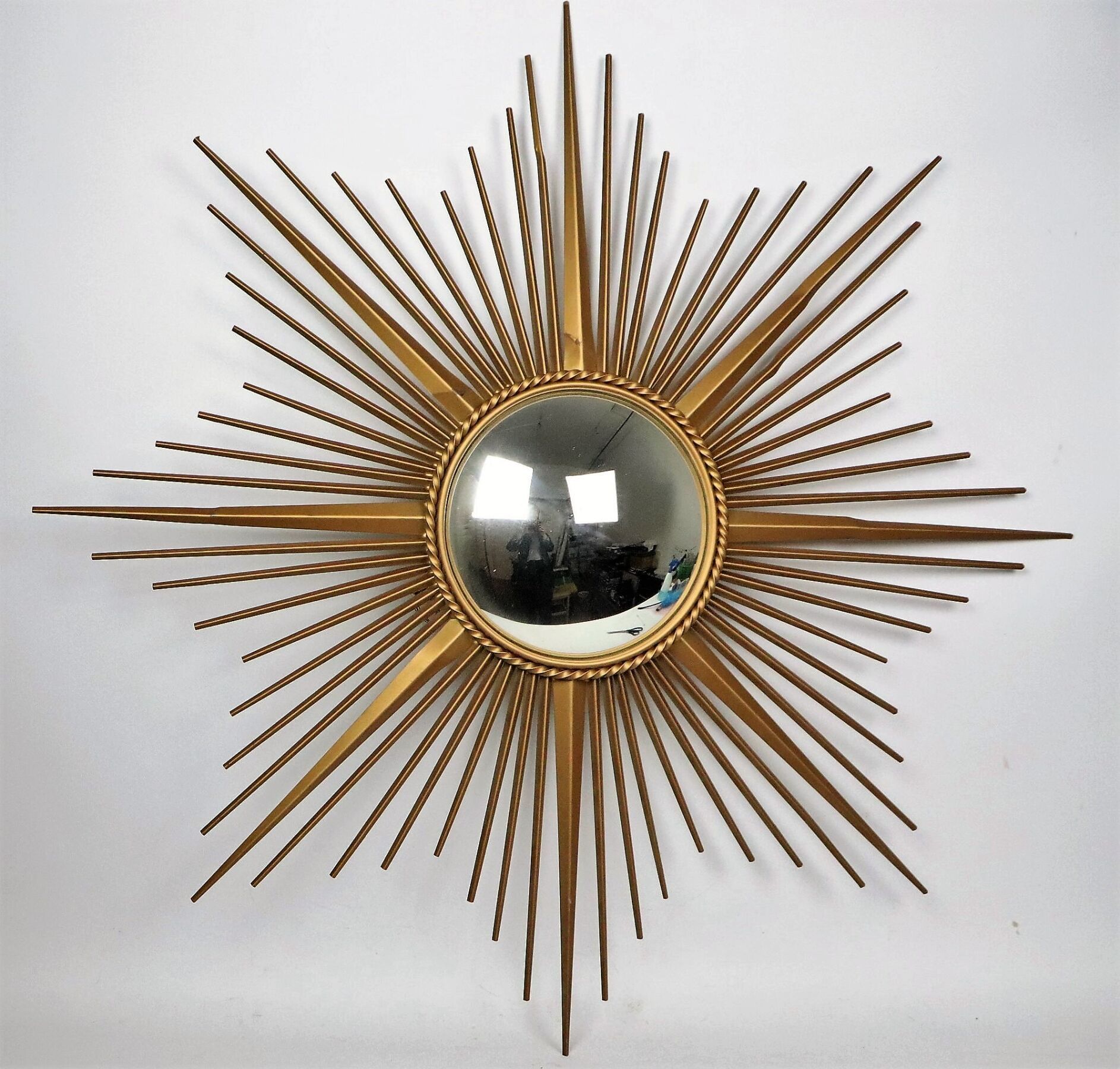 Null CHATY à Vallauris.
Miroir soleil, métal doré et miroir convexe.
Marqué au r&hellip;