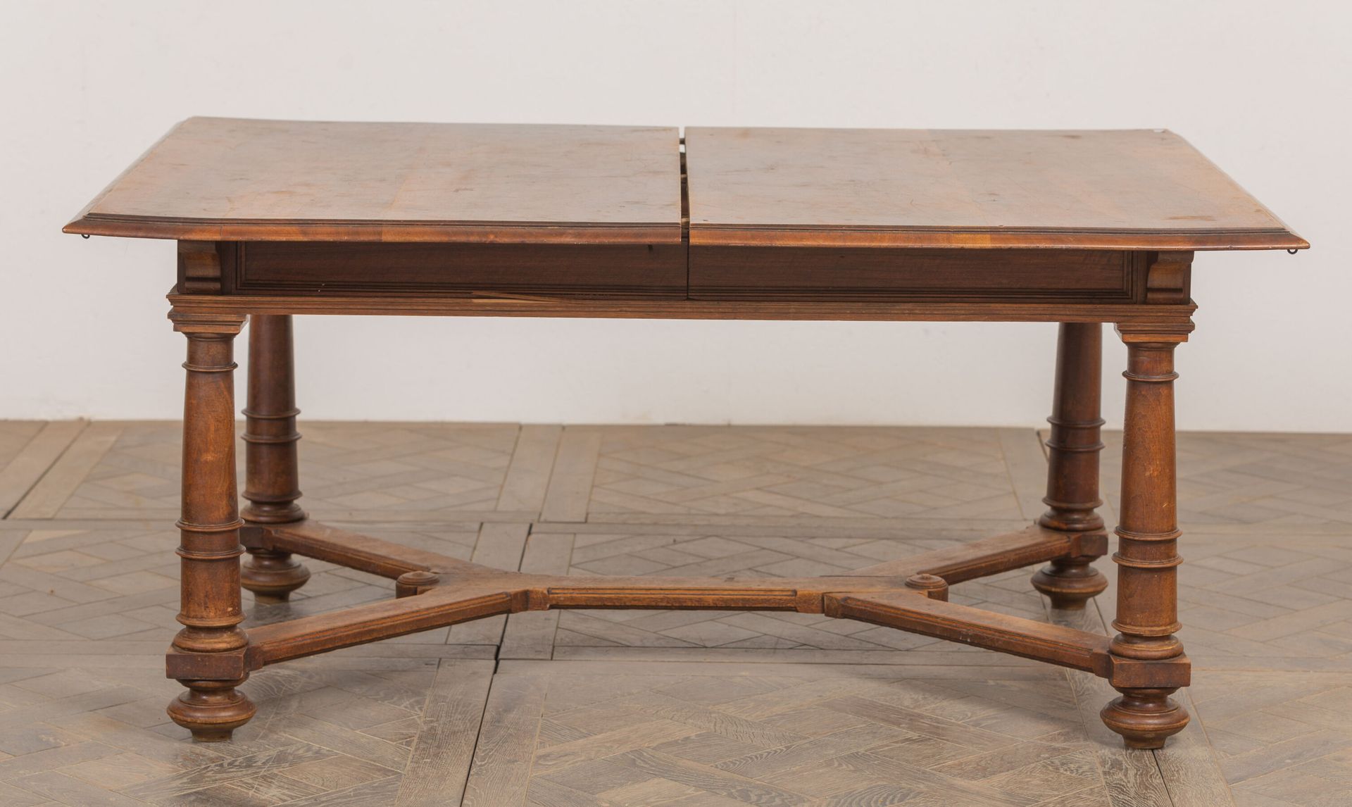 Null 大型模制和雕刻的橡木餐桌。 
它站在四个柱脚上，由一根支柱连接。
德国或瑞士19世纪的作品。
高_72.5厘米，宽_158厘米，长_115厘米的折叠式&hellip;