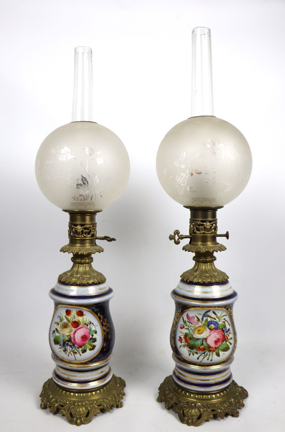Null 巴伦丁或巴耶夫。
一对瓷器油灯，花卉装饰用黄金加强，球体装饰有飞行的鸟。
鎏金的青铜支架。
拿破仑三世时期。
高_45,5厘米，高_56,5厘米（共）
