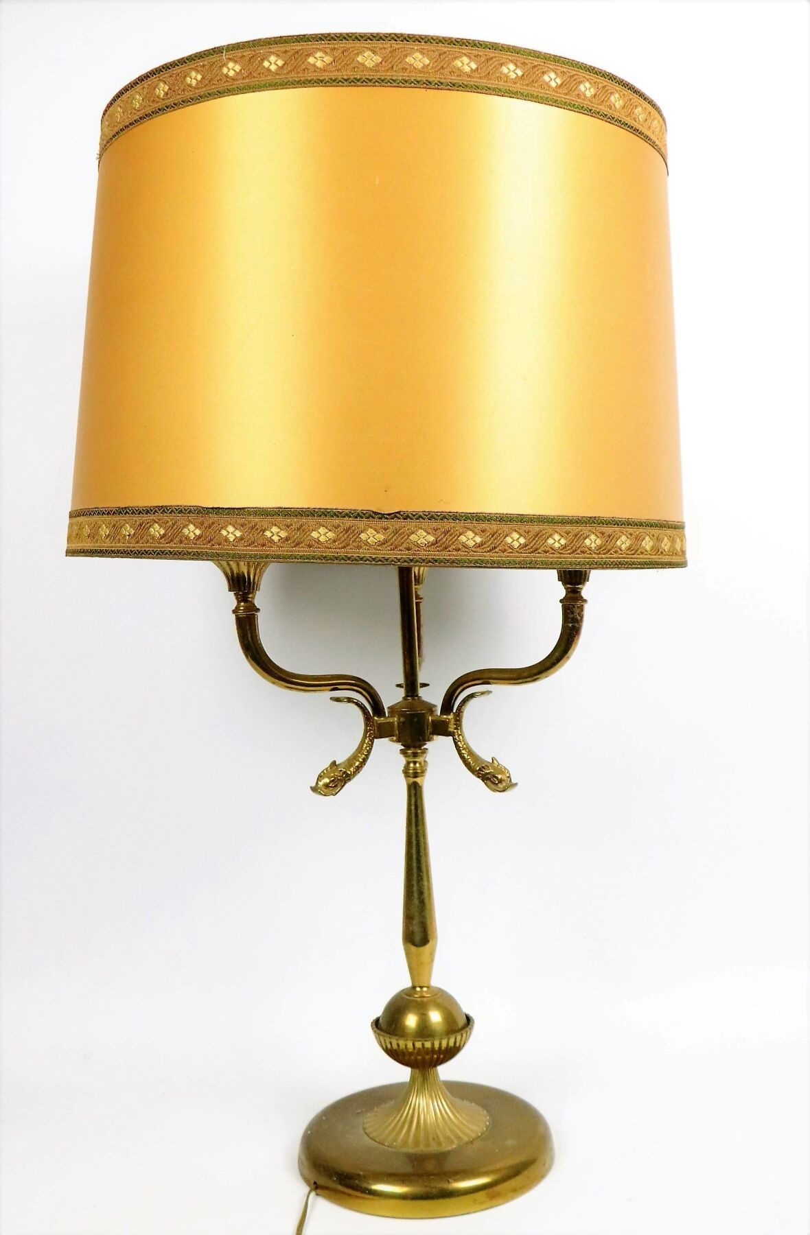 Null 黄铜三灯台灯，有三叉戟设计。
20世纪。
高_77,2厘米。