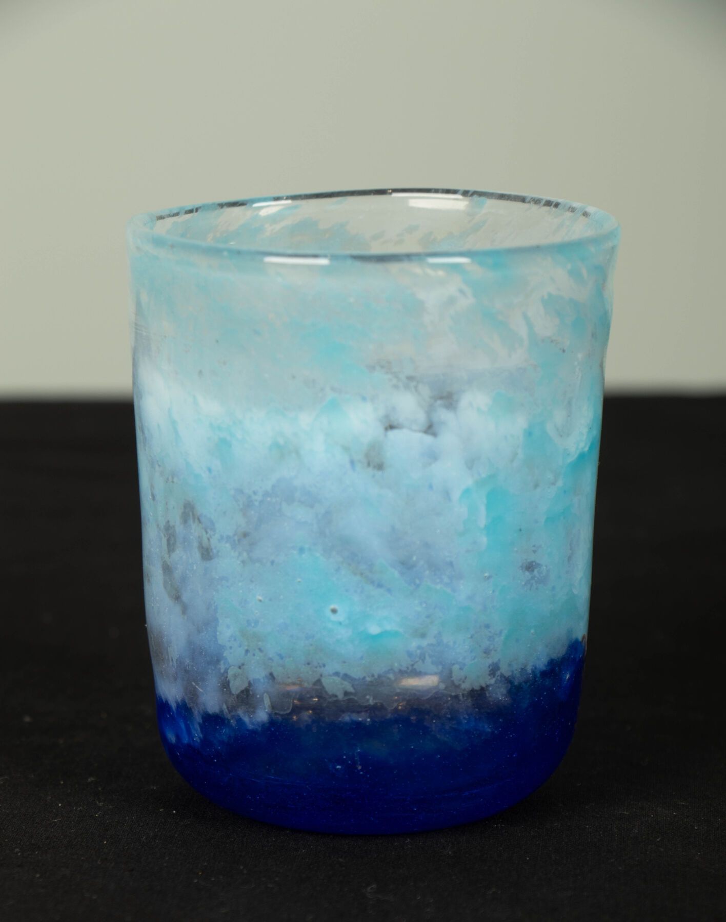Null DAUM Nancy.
Gobelet en verre marmoréen bleu nuancé.
Signé.
H_9 cm D_7,3 cm,