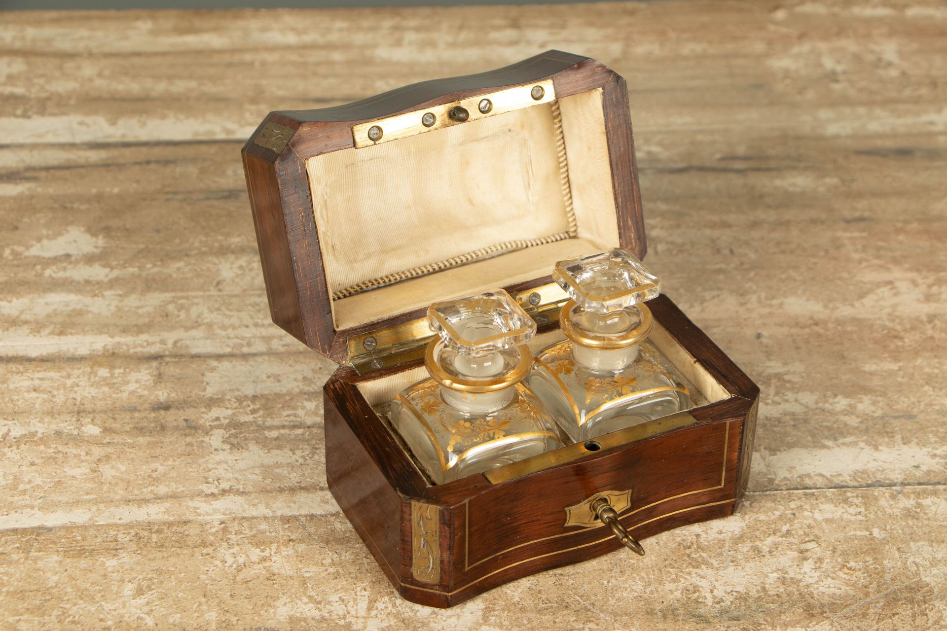 Null Coffret à parfums contenant deux flacons en cristal à décor de pampres de v&hellip;