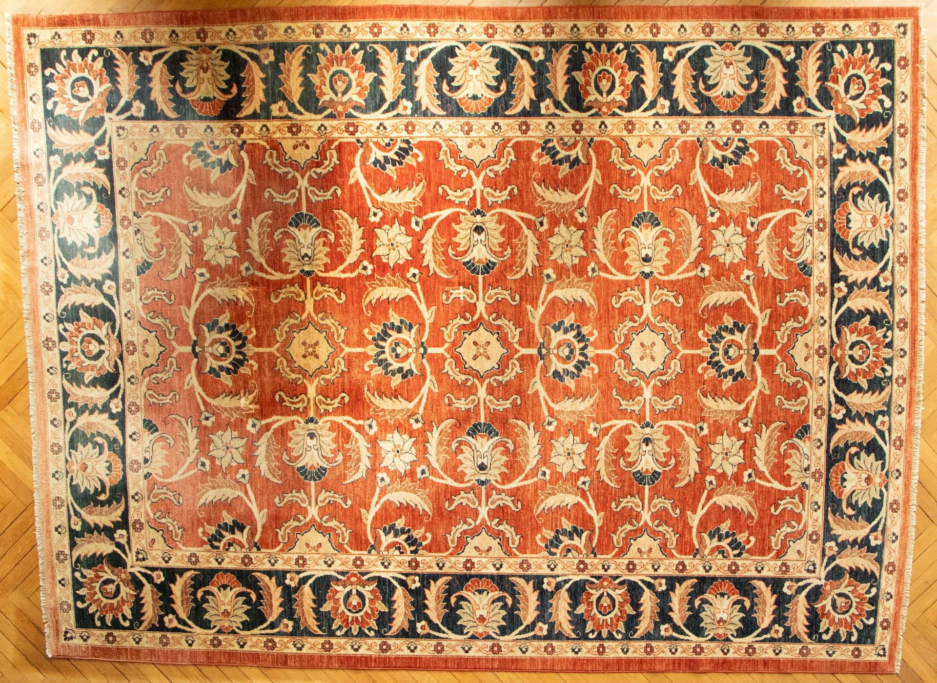 Null IRAN.
Important tapis en laine noué main à décor floral sur fond rouge. 
H_&hellip;