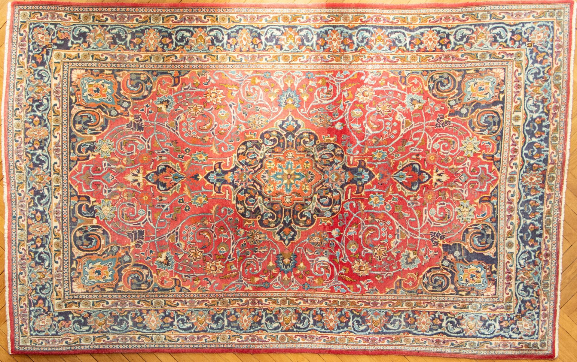 Null IRAN.
Important tapis en laine noué main à décor d'un motif floral rayonnan&hellip;