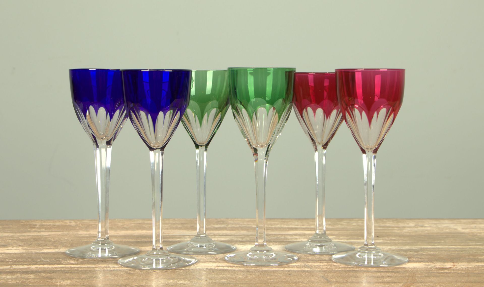 Null BACCARAT modèle Genova.
Six verres à pied en cristal taillé de couleur.
Sig&hellip;