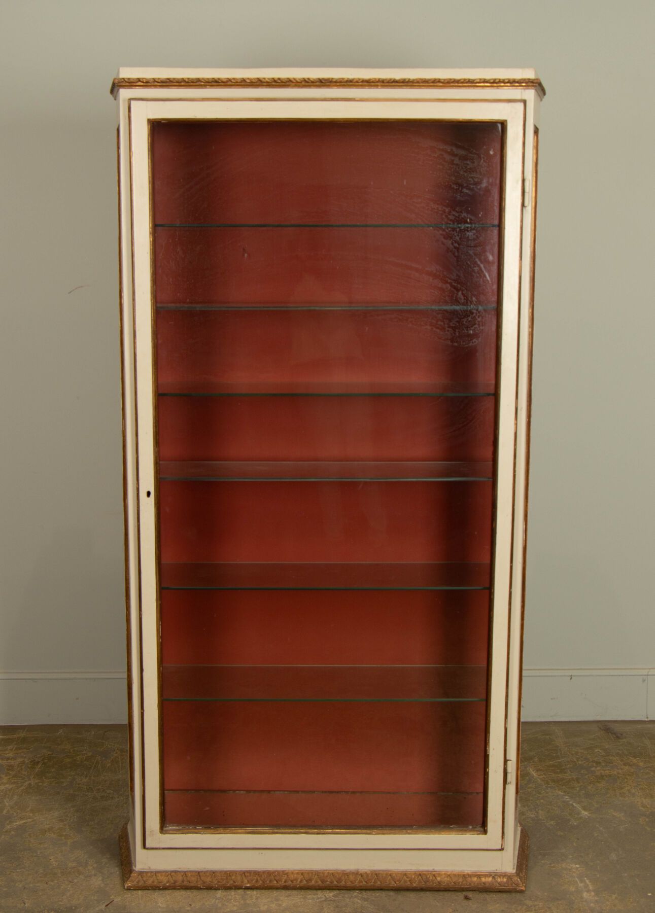 Null Vitrine de collectionneur en bois laqué blanc et doré sur fond rouge à déco&hellip;