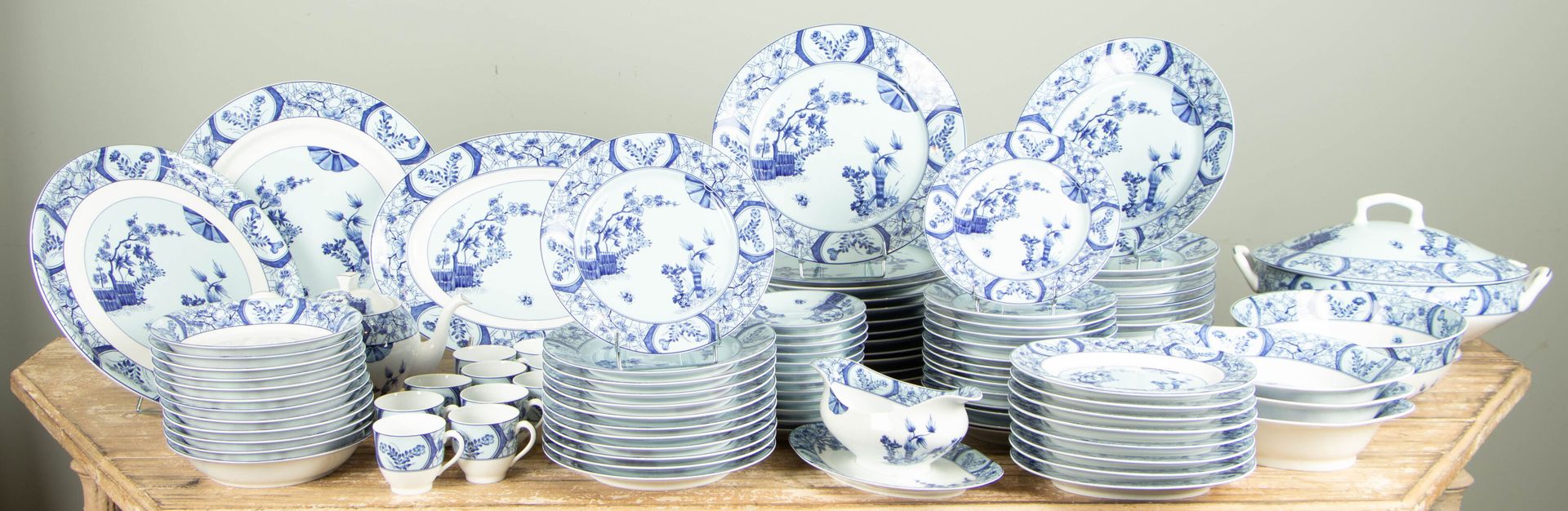 Null 利摩日的哈维兰，"莫奈的陶瓷 "模型。
为吉维尼的克劳德-莫奈基金会发行。
重要的瓷器服务，包括：
- 十二个汤盘
- 十二个奶酪盘
- 十二个杯碟
&hellip;