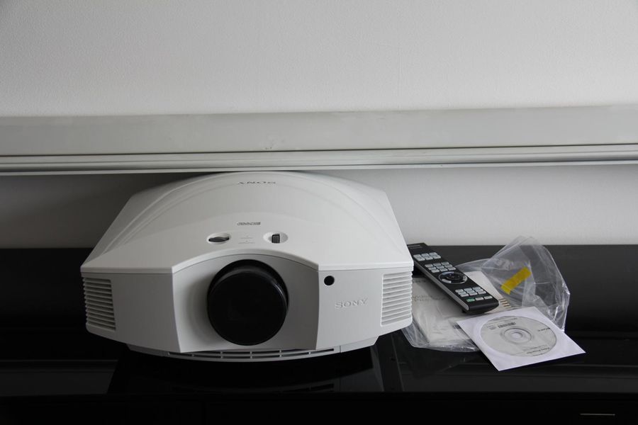 Null Vidéoprojecteur SONY VPLHW45 et un écran de projection motorisé L totale : &hellip;