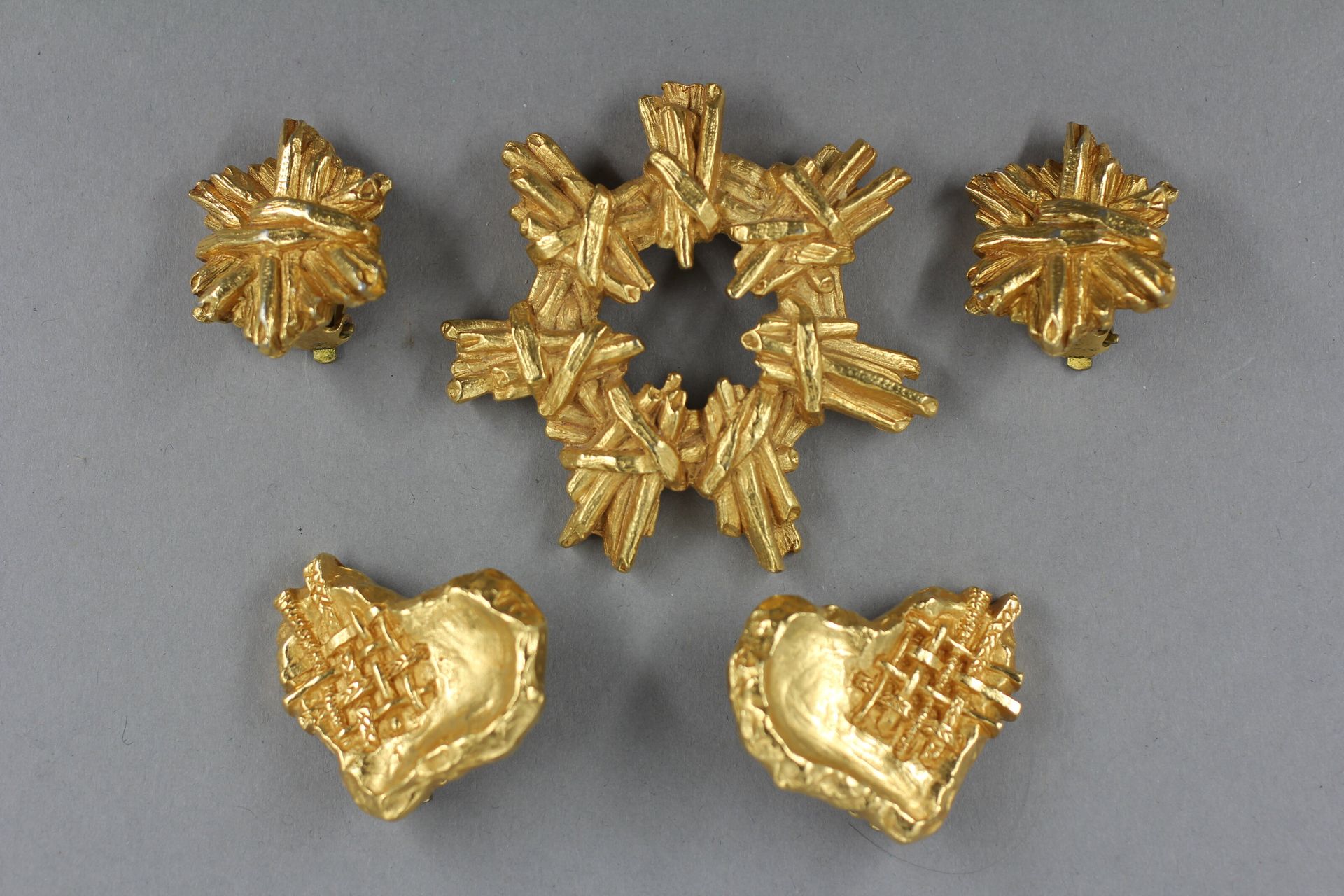 Null CHRISTIAN LACROIX

- demi parure en métal doré comprenant une broche et une&hellip;