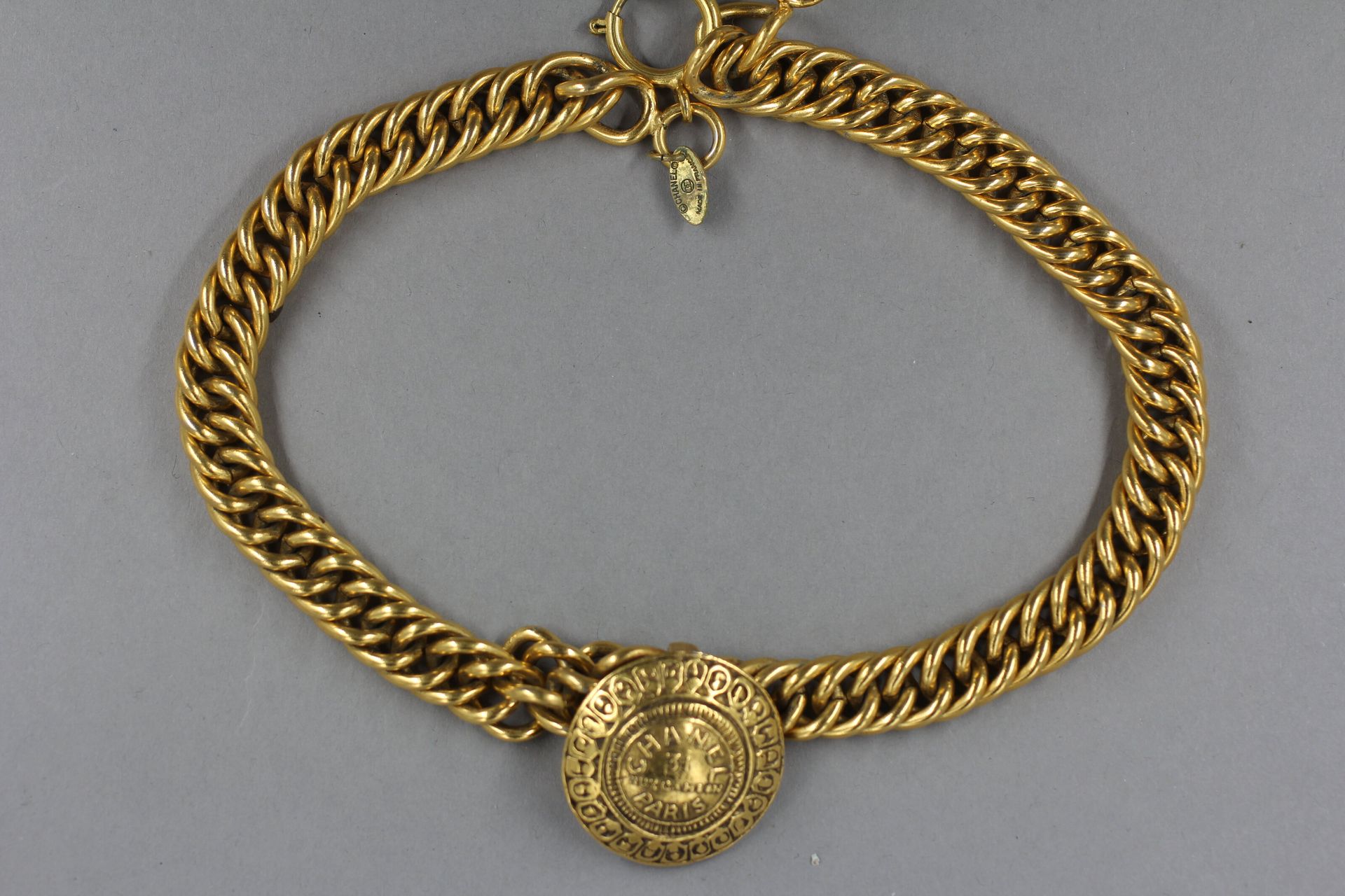 Null CHANEL

Collier chaine en métal doré retenant un pendentif rond orné du nom&hellip;