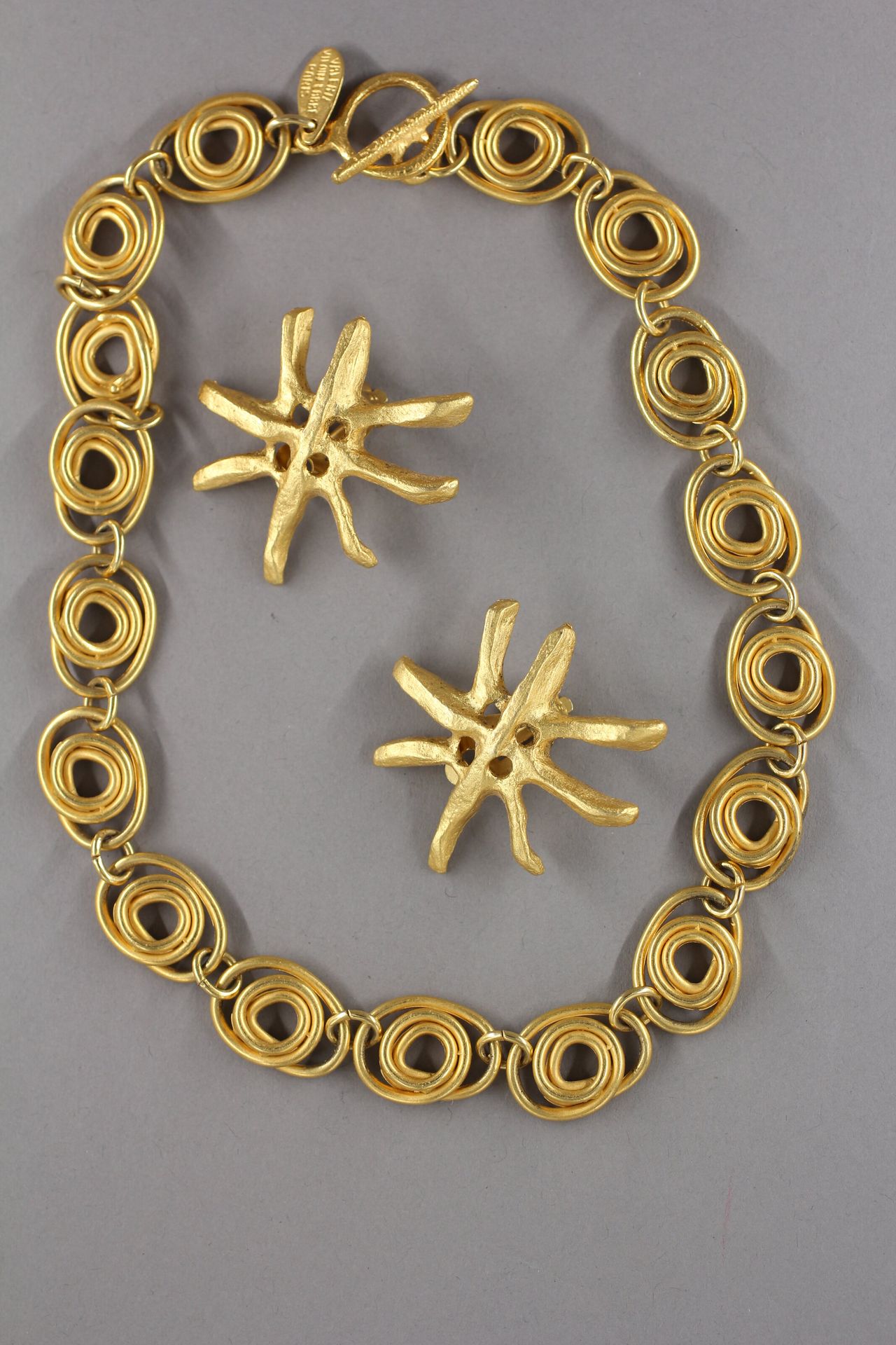 Null Valérie VILOIN LABBE - DIVERS

Collier en métal doré composé d'anneaux circ&hellip;