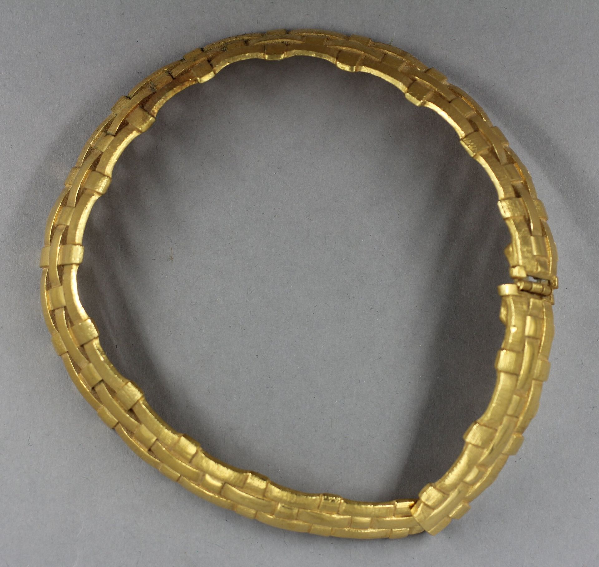 Null YVES SAINT LAURENT

Collier rigide articulé en métal doré à décor de lanièr&hellip;