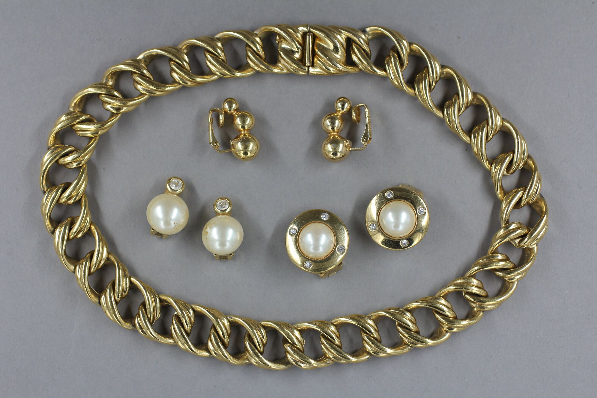 Null CHRISTIAN DIOR

- trois paire de boucles d'oreille en métal doré, perles de&hellip;