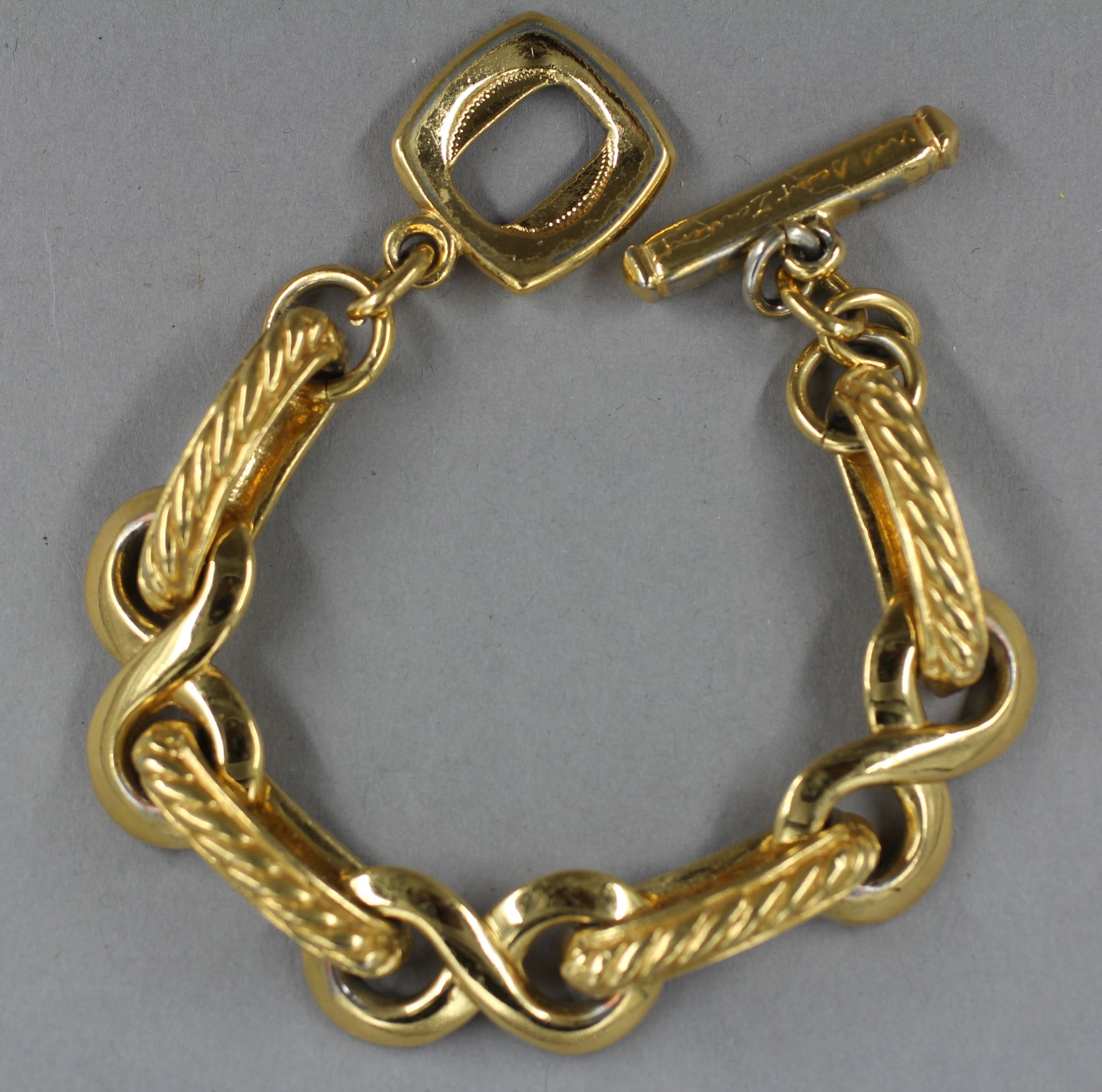Null YVES SAINT LAURENT

Bracelet en métal doré à fermoir bâtonnet, signé.

L : &hellip;