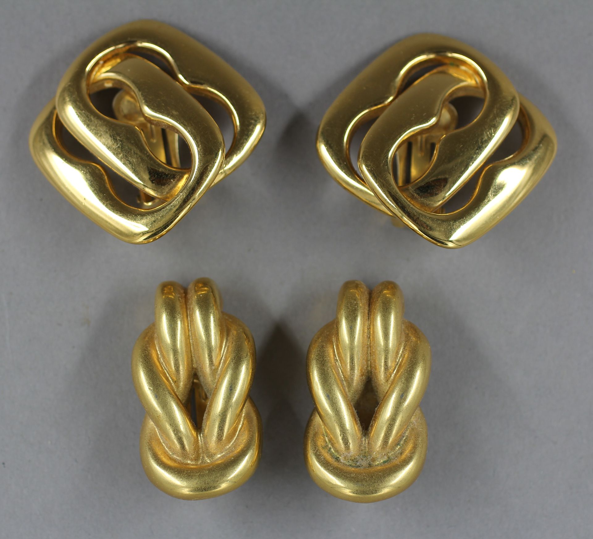 Null GUCCI

Deux paires de boucles d'oreille en métal doré signées et datées 199&hellip;