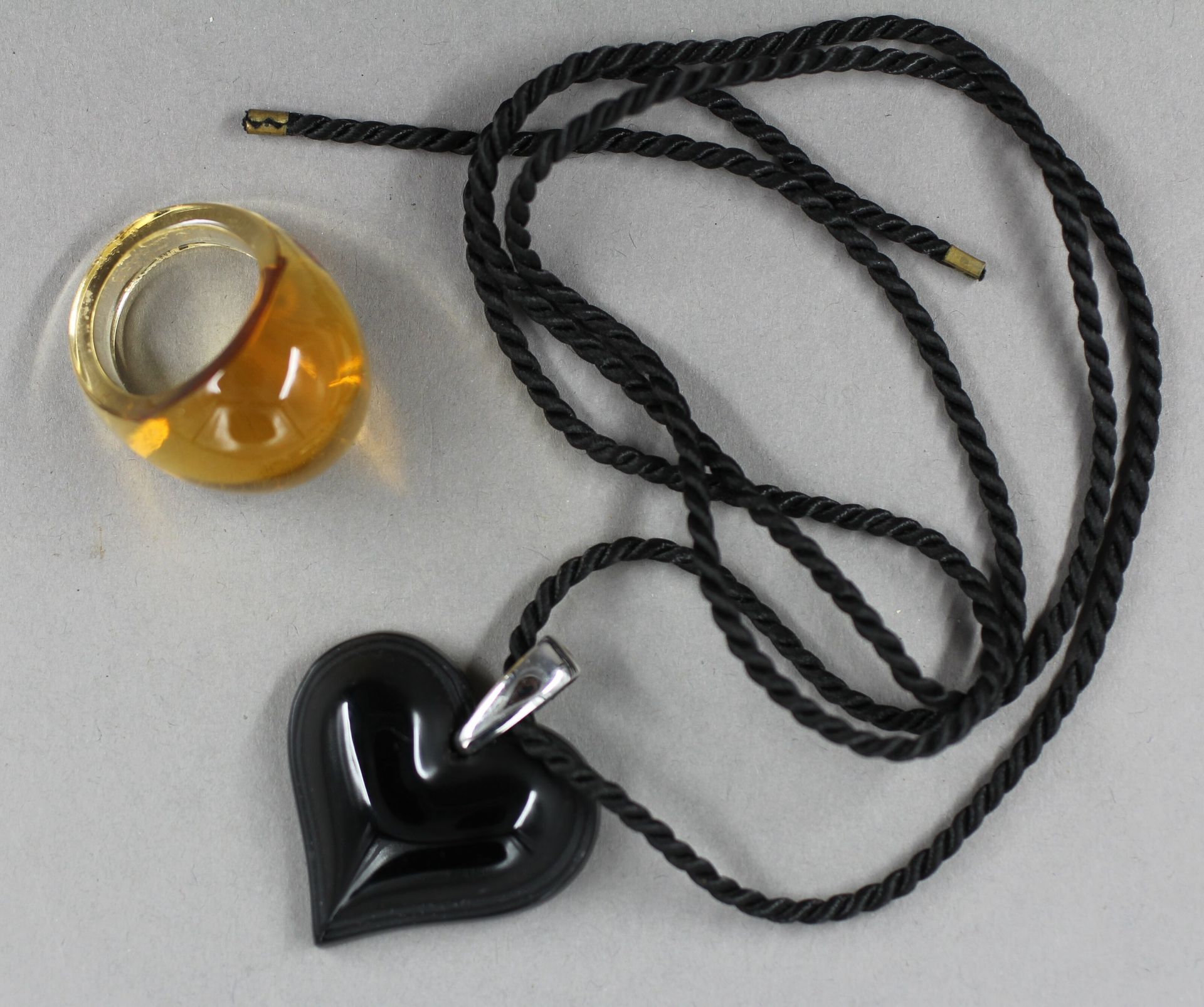 Null LALIQUE France

- Pendentif cœur en cristal opaque noir, bélière en métal a&hellip;