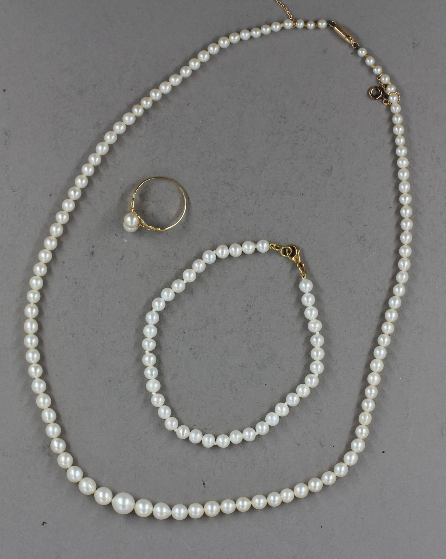 Null Lot :

- Collier de perles de culture en chute, fermoir en or jaune 18k (pd&hellip;