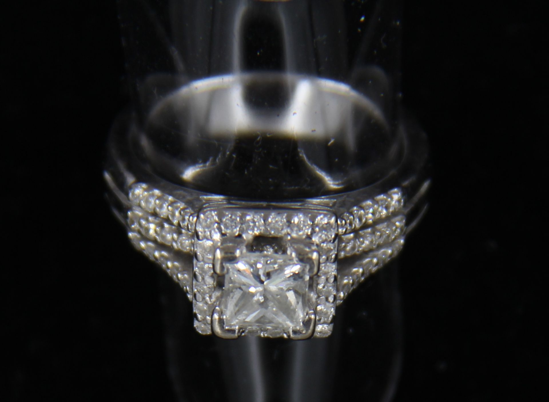 Null 
18K白金戒指，镶嵌一颗方形钻石，肩部镶嵌玫瑰，TDD：52，未加工重量：8.3克。
