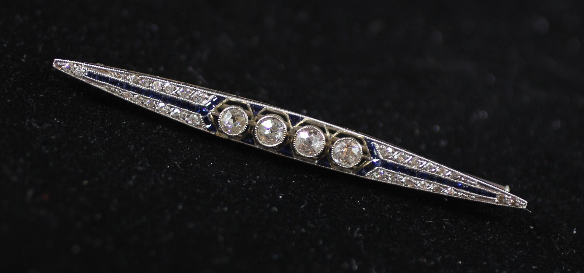 Null 18K白金线条胸针，镶嵌四颗古董切割钻石(蟾蜍)，密镶校准钻石和蓝宝石，未加工重量：5.8克。