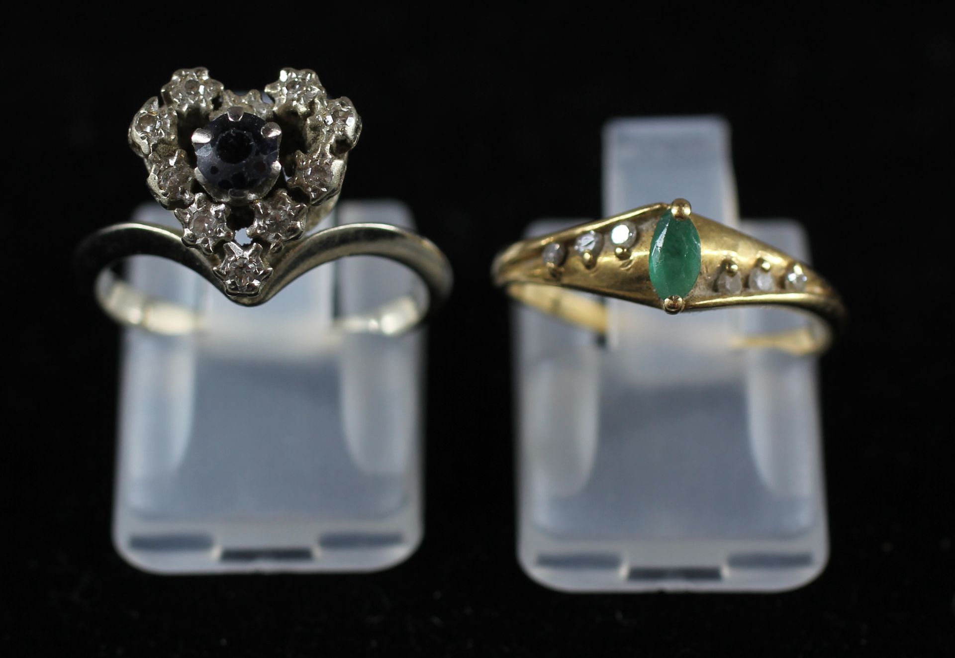Null 
两枚18K金戒指，镶嵌彩色宝石，TDD：49和51，原始重量：1.4-3.5克。
