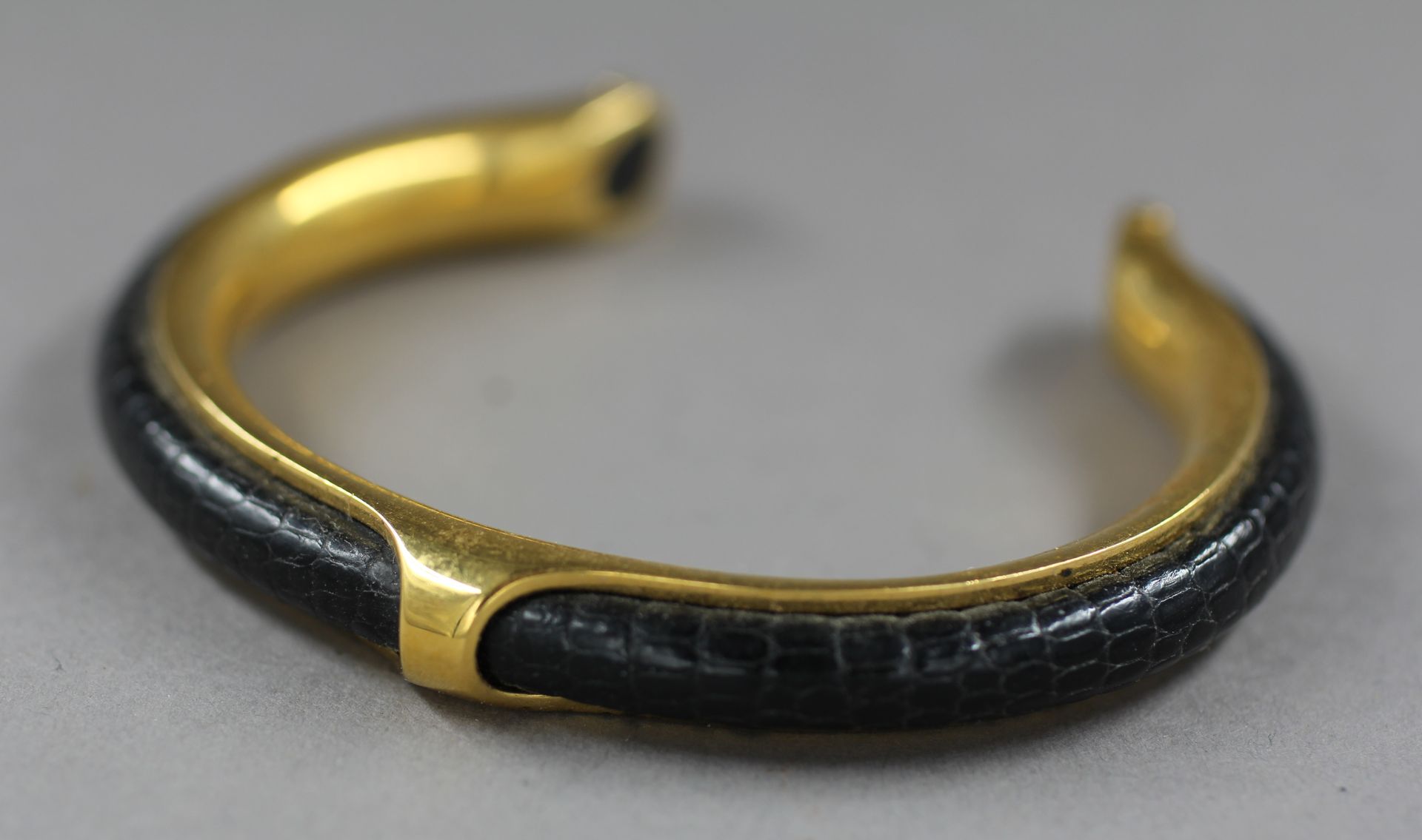 Null HERMES

Bracelet open bezel in gold plated metal and black leather, signed