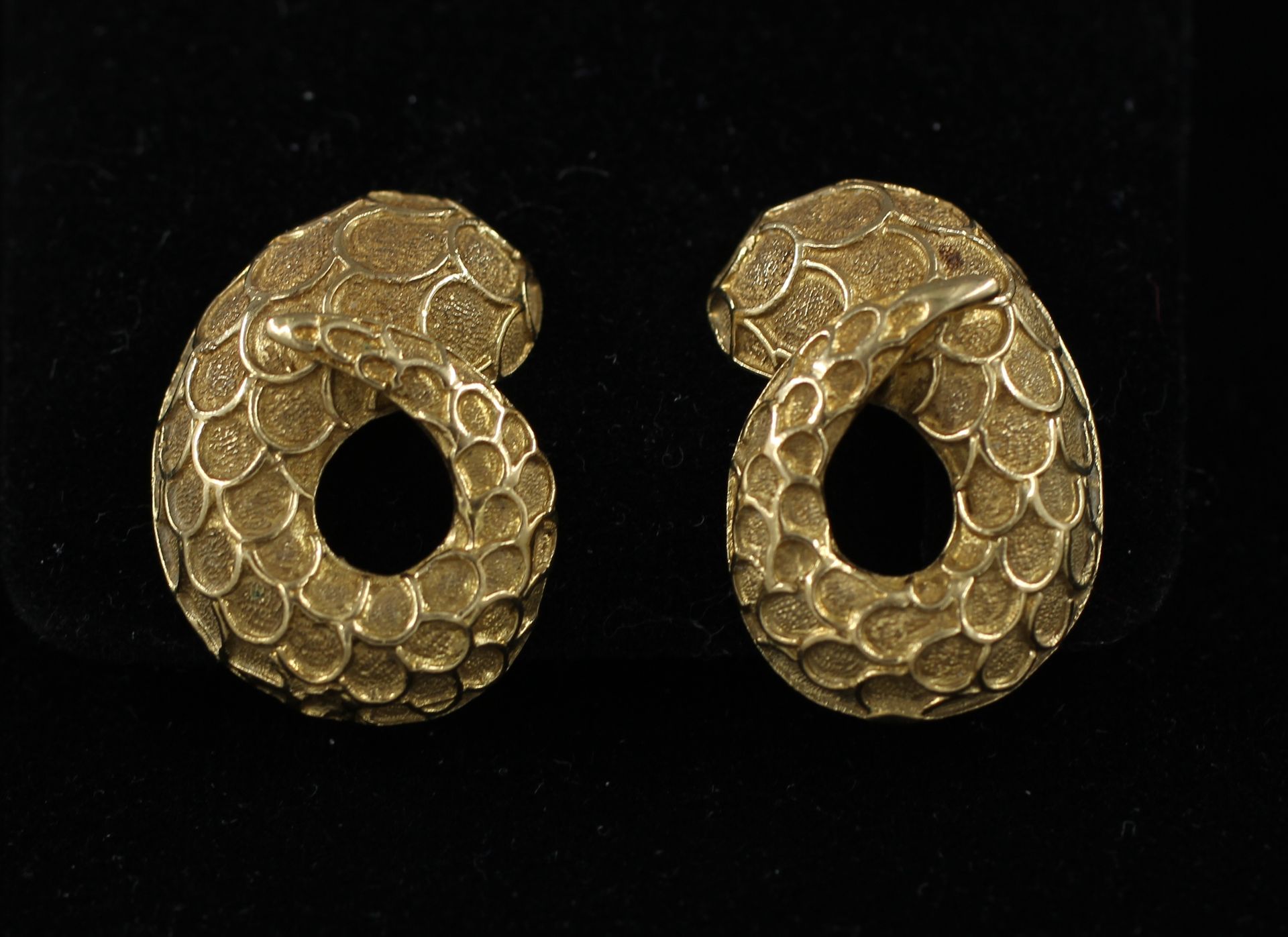 Null LALAOUNIS

一對18K黃金蛇形耳環，已簽字

重量：12.6克。