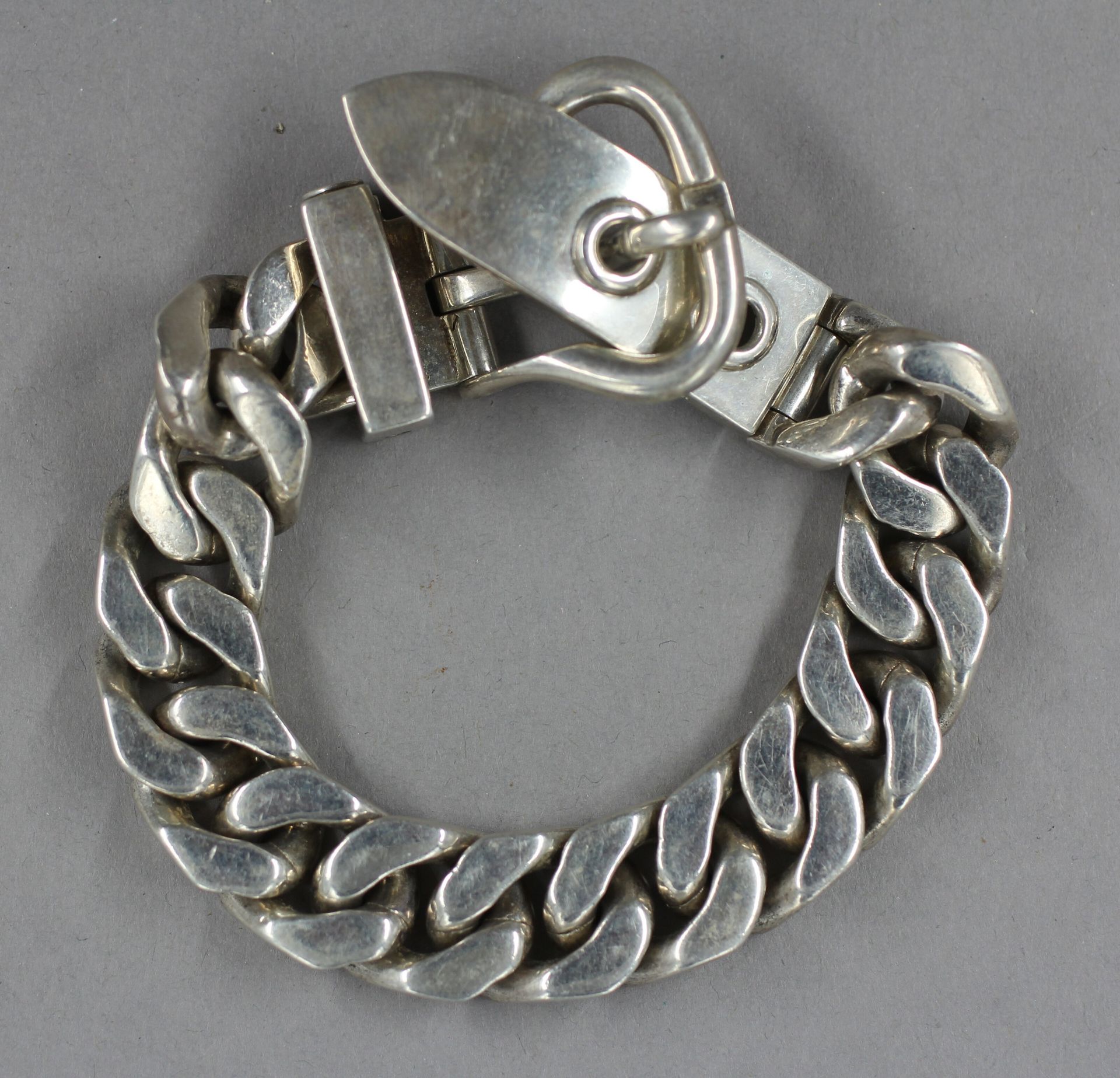 Null HERMES Paris

Bracelet Belt buckle with 800°/°° silver gourmet chain link, &hellip;
