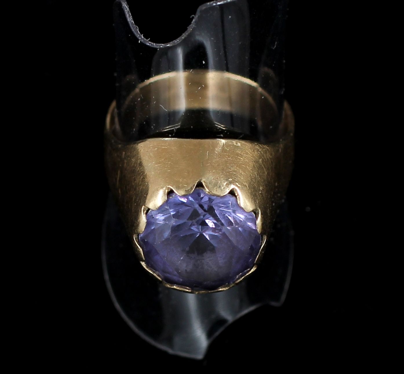 Null 
*14K黄金戒指，镶嵌一颗淡紫色宝石，TDD：53，原始重量：7.4克。