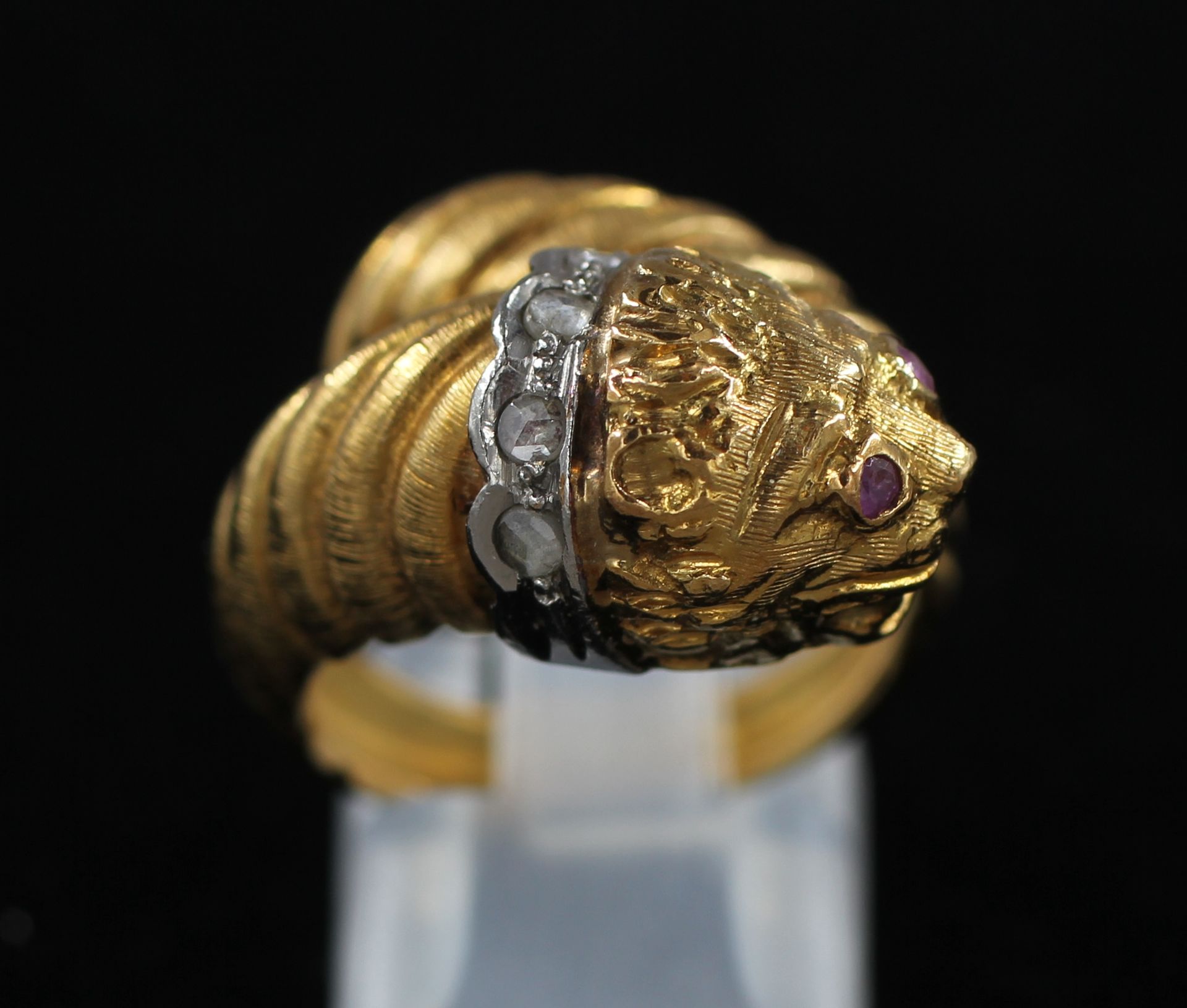 Null 
18k黄金和白金狮子头扭结戒指，项链饰以白色宝石，眼睛镶嵌粉色宝石，TDD：50，pds毛重：12克。