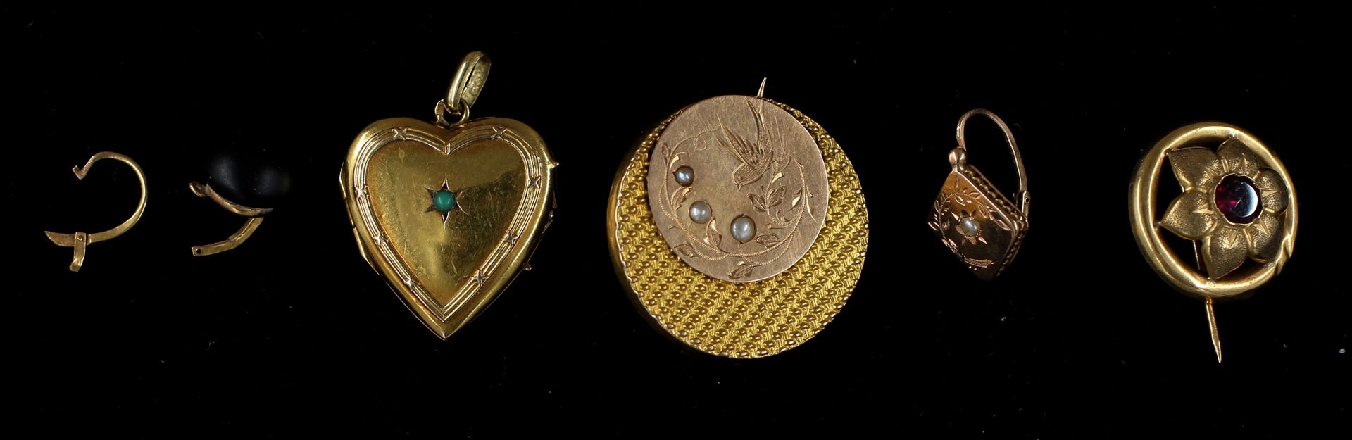 Null 18K黄金拍品：一枚圆形胸针和珍珠（原重：2.7克），一枚红色胸针（原重：1.4克），一枚绿色石头装饰的心形吊坠（原重：2.3克），一枚珍珠装饰的枕头&hellip;