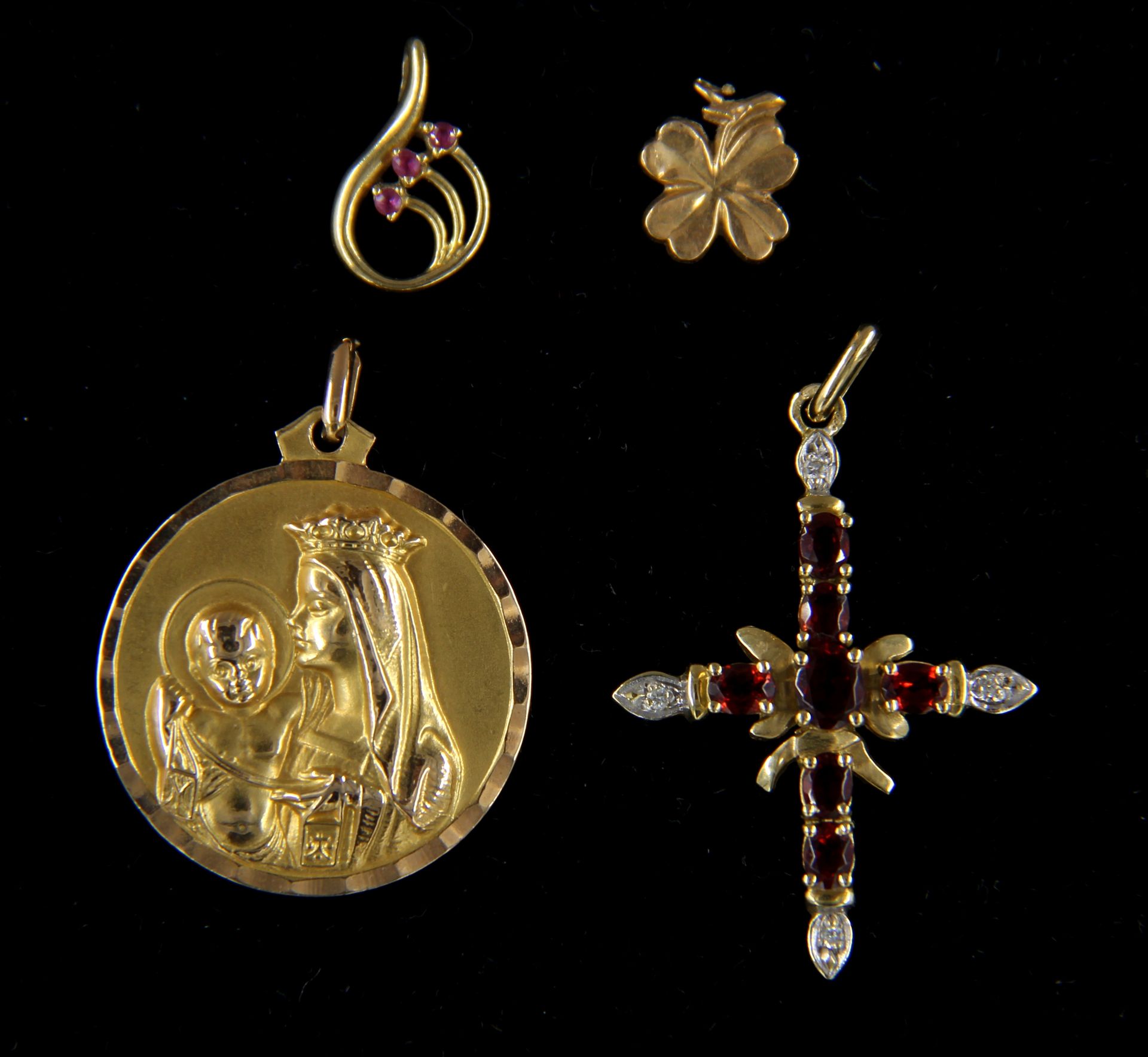 Null 四个18K黄金吊坠：十字镶嵌彩色宝石（原重：3.9克），一个基督勋章（重：5.6克），两个小的：重：0.8-0.3克。

毛重合计：10.6