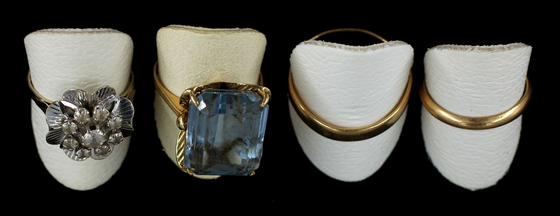 Null *一批18K黄金戒指。

- 两环，重量：2.3-2.9克。

- 戒指镶嵌一颗蓝色宝石，原重：8.2克。

- 镶嵌白色宝石的花环，重量：4.1克。