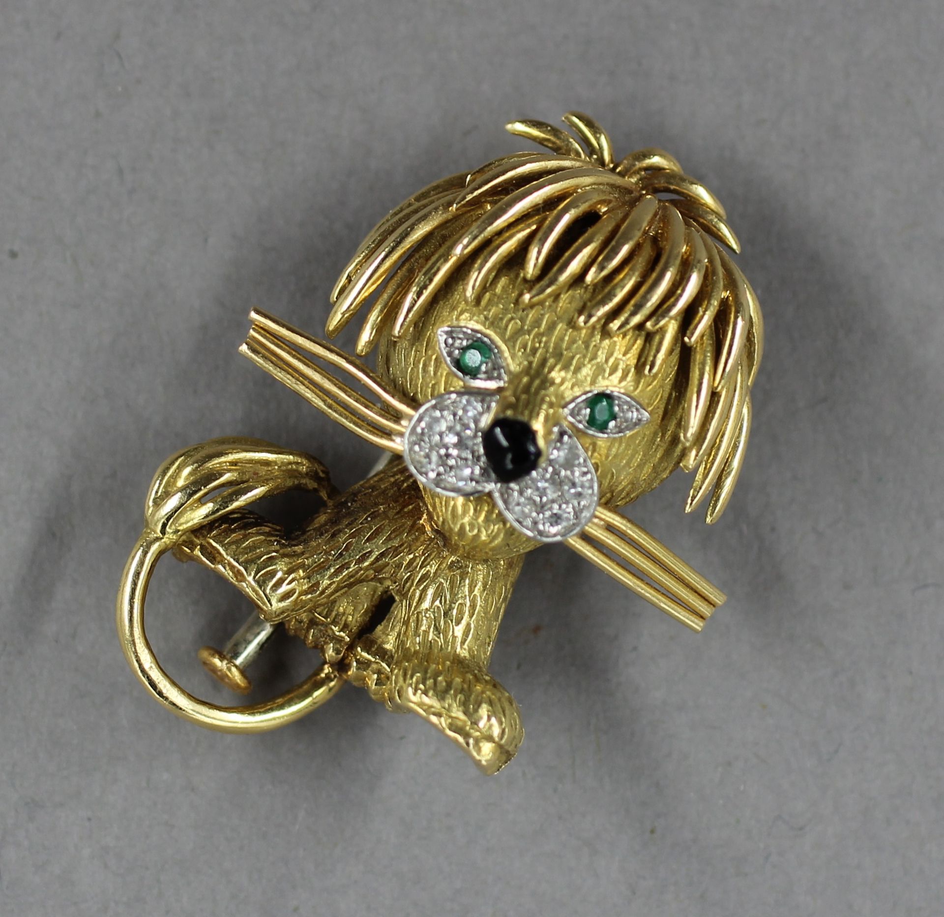 Null 
镌刻18k黄金和白金的狮子胸针，鼻子上装饰着钻石和玛瑙，眼睛上镶嵌着祖母绿，无签名。 
毛重：12.5克。

原产地：销售TAJAN 26/03/1&hellip;