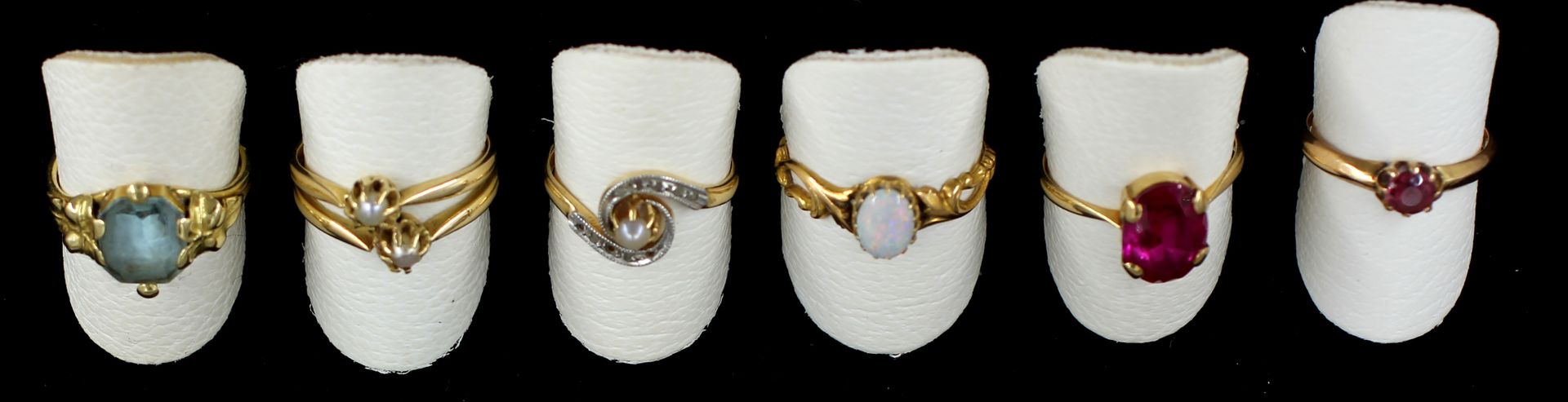 Null Six rings in 18 k yellow gold with coloured stones, pds rough: 3, 4-1, 5-3,&hellip;