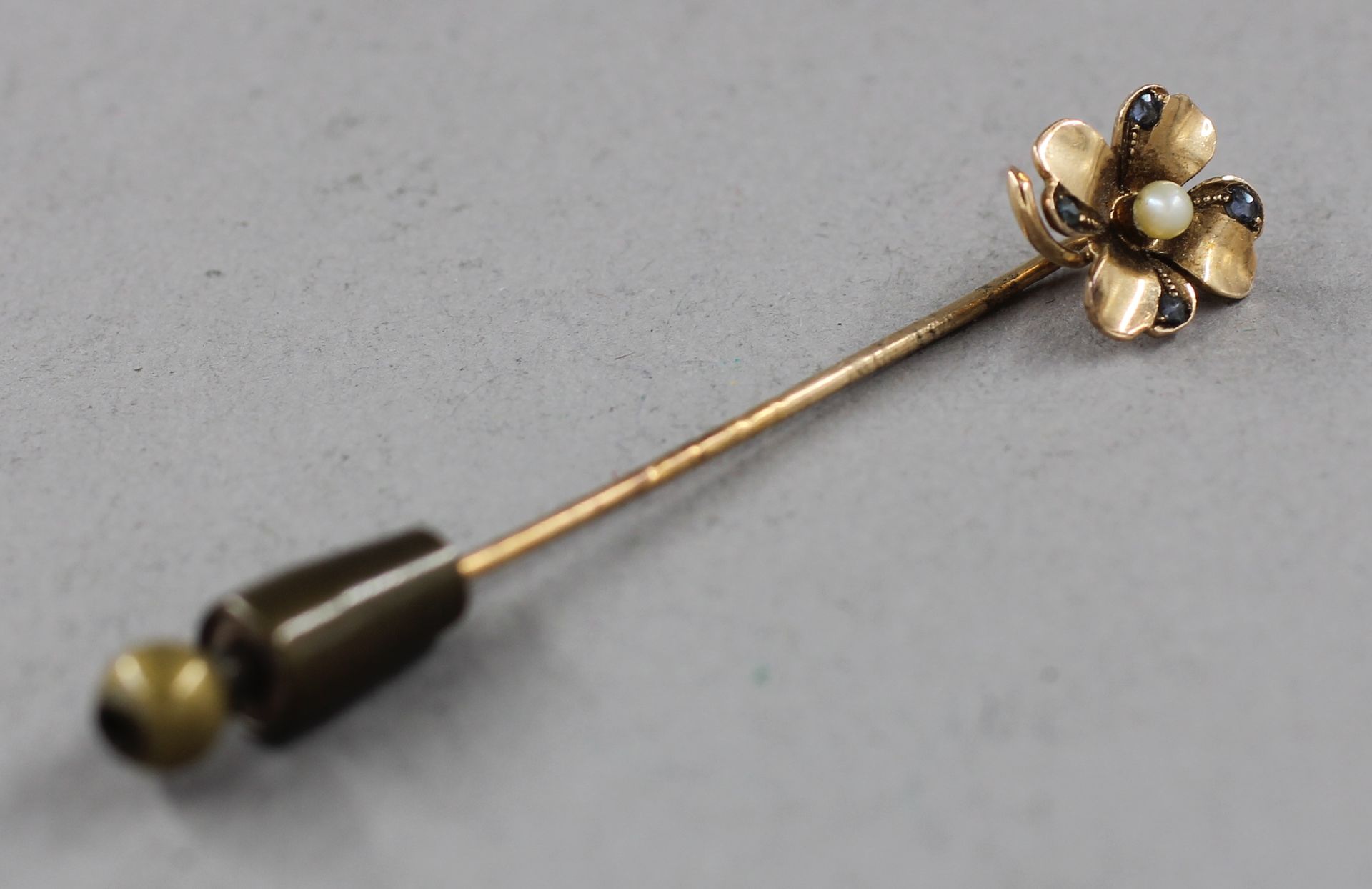 Null Tie pin in 14k yellow gold in the shape of a flower decorated with a pearl,&hellip;