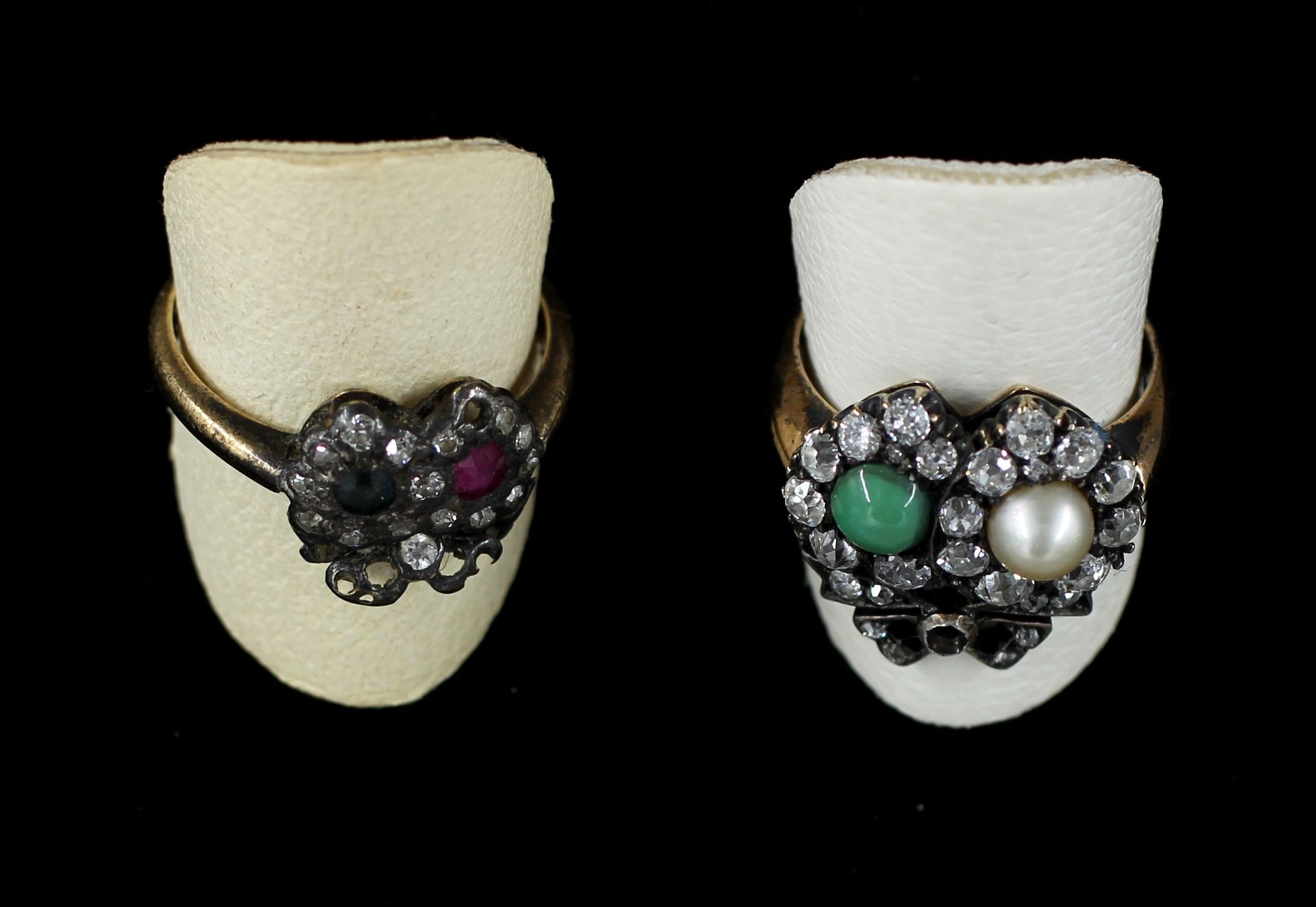 Null 
两枚由两颗彩色宝石和凸圆形珍珠制成的18K金戒指，白色宝石，TDD：55-57，pds raw：3.4-6.3克。(事故和失误)