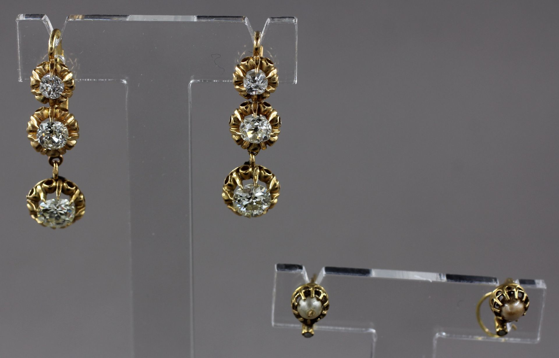 Null 两对18K黄金枕头，镶嵌马贝斯珍珠（重1克）和老式切割钻石（原钻，重5.9克）。