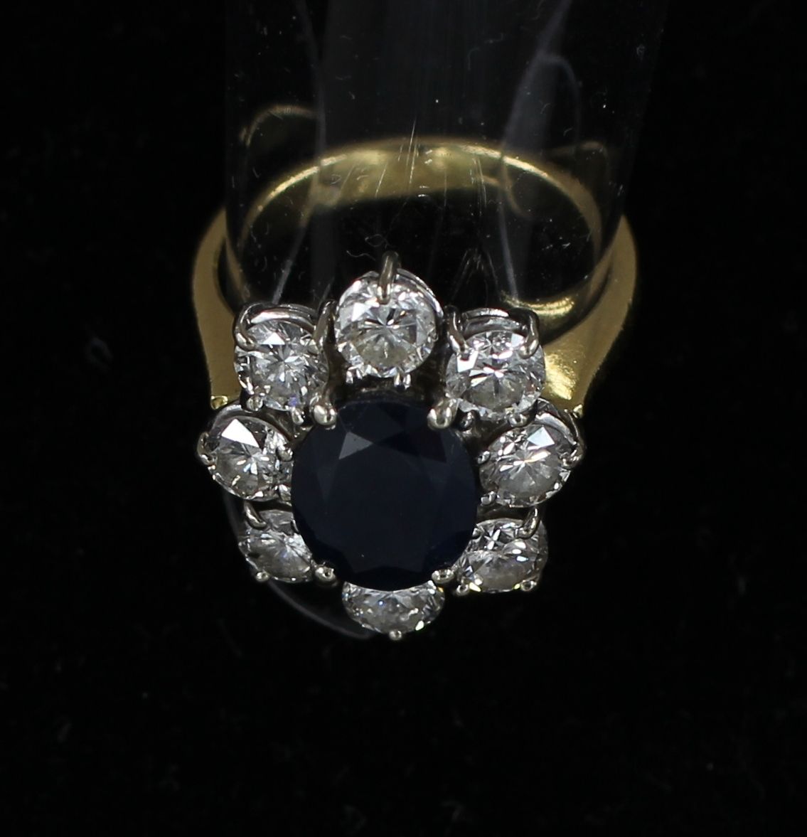 Null 
18K黄金花环，中央镶嵌一颗椭圆形蓝宝石，周围镶有亮片，TDD：46，重量：5克。