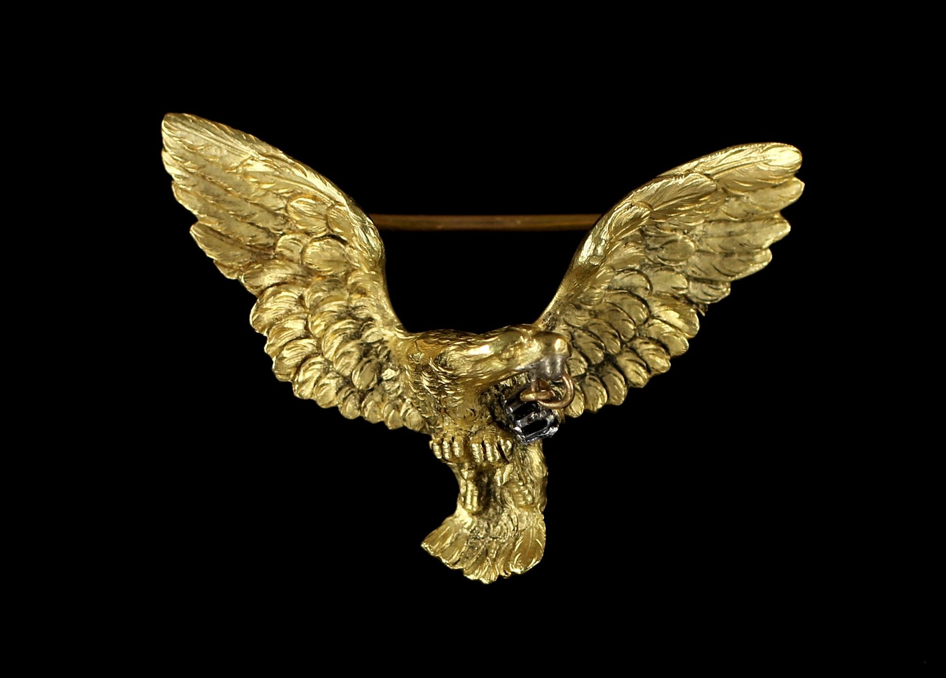 Null 18k黄金胸针，形状为老鹰，嘴里叼着一颗白色宝石，重量：13.8克。