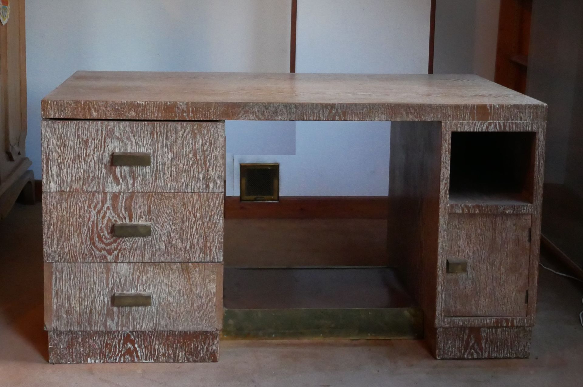 Null 三抽屉、单叶和单箱的橡木基座书桌，1930年代作品

高：75.5宽：140深：75.5厘米。(碎裂、污渍）。)
