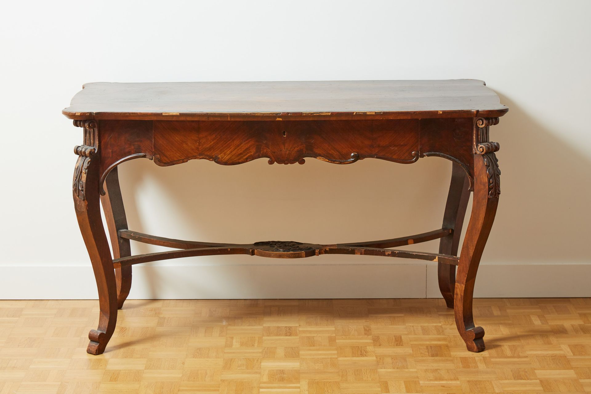 Null 腰部有一个抽屉的单板书桌，X形支架，意大利北部

高：79 W：138 D：70 cm。(事故、污渍、缺失、升降机)