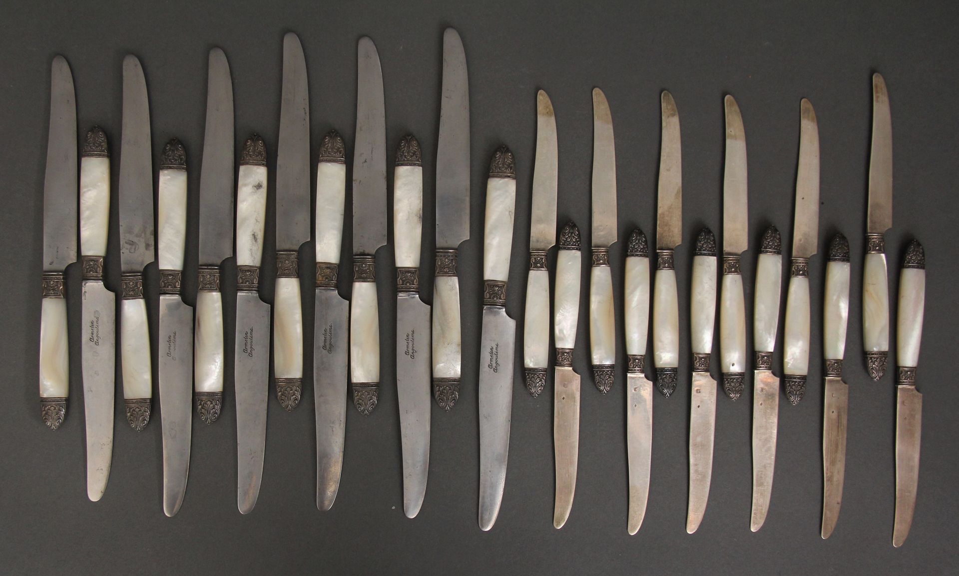 Null Lot de couteaux à manches en métal à décor de palmettes et nacre comprenant&hellip;