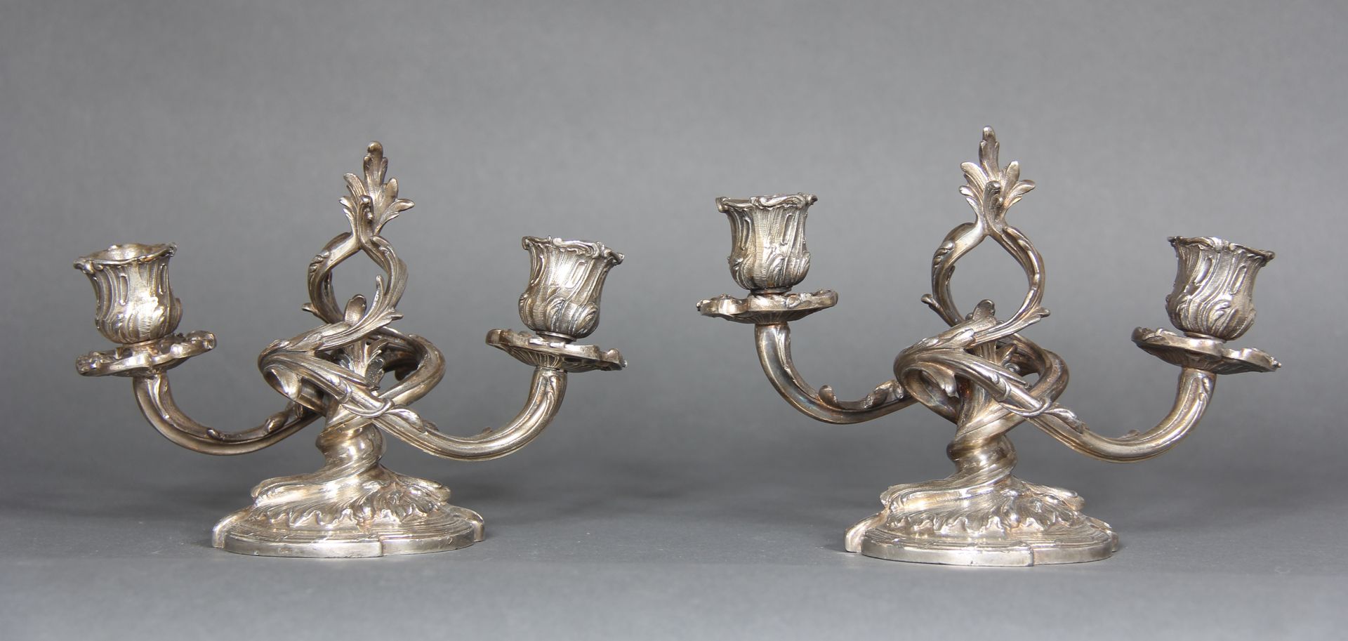 Null Paire de bouts de table en métal argenté à deux lumières, style Louis XV

H&hellip;