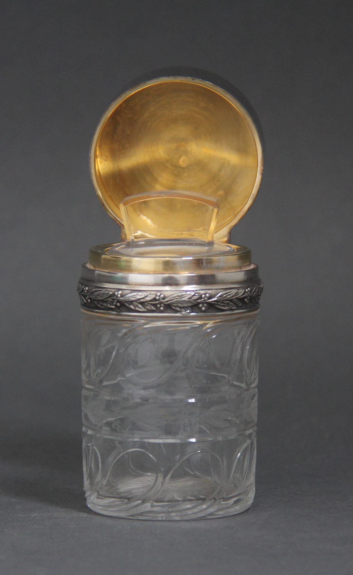 Null Flacon à parfum en verre taillé, monture en argent et vermeil 950°/°° à déc&hellip;