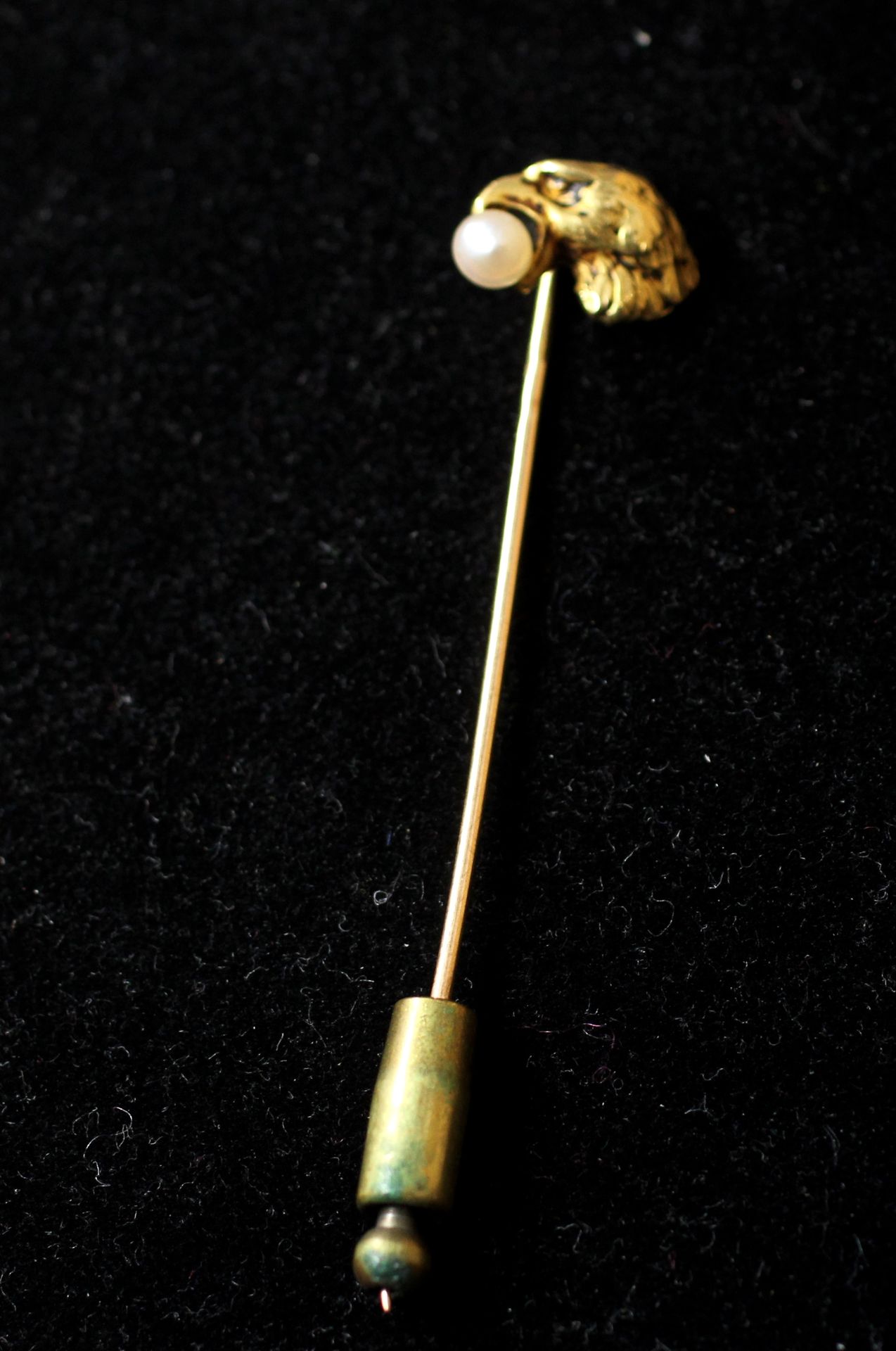 Null Epingle à cravate en or jaune 18k en forme de tête d'aigle tenant une perle&hellip;