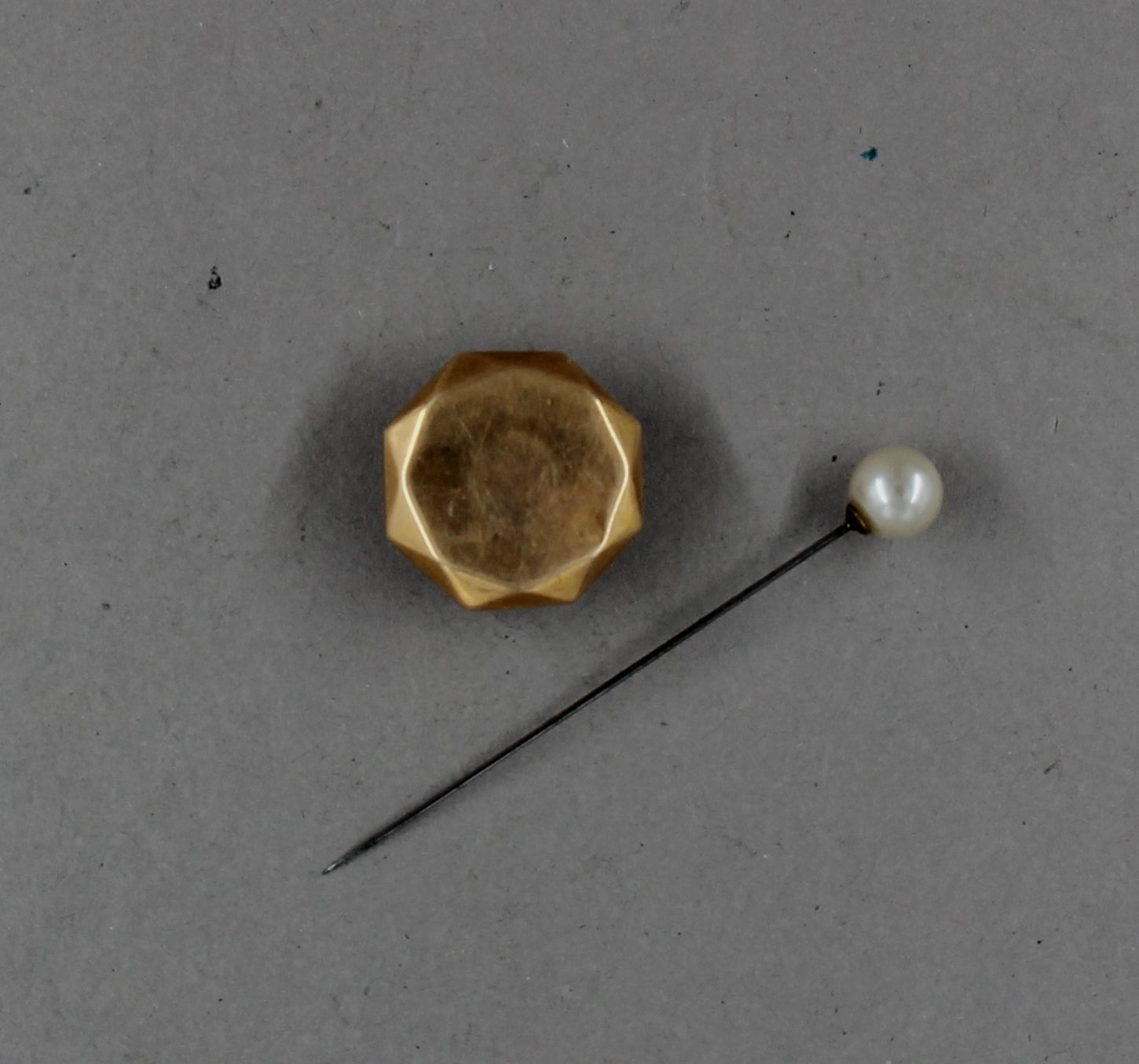 Null Lot :

- Epingle à cravate en métal orné d'une perle de culture

- Bouton d&hellip;